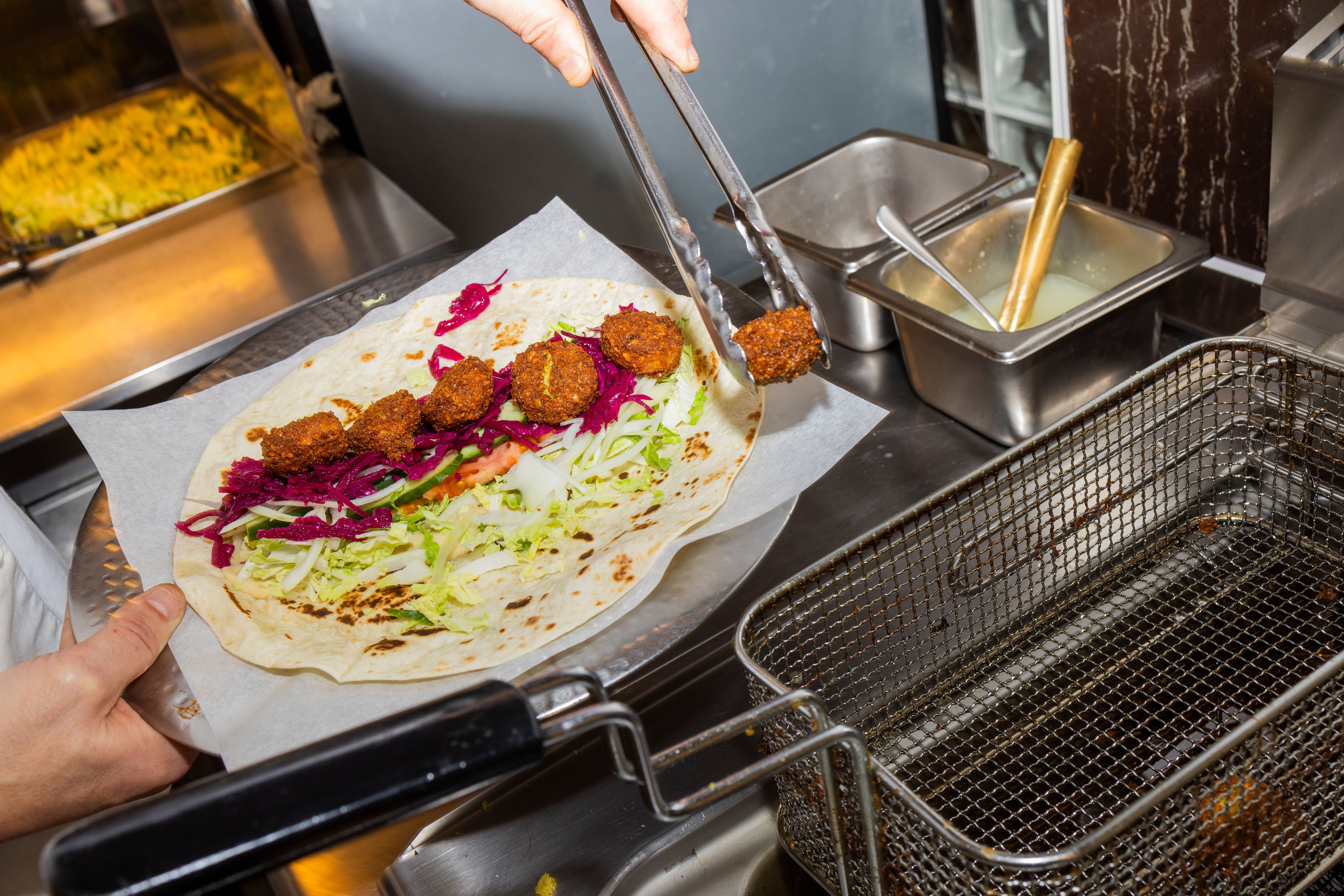I tillegg til falafel fås også kylling- og biffshawarma hos Gaza. Men da er vi over hundrelappen.
