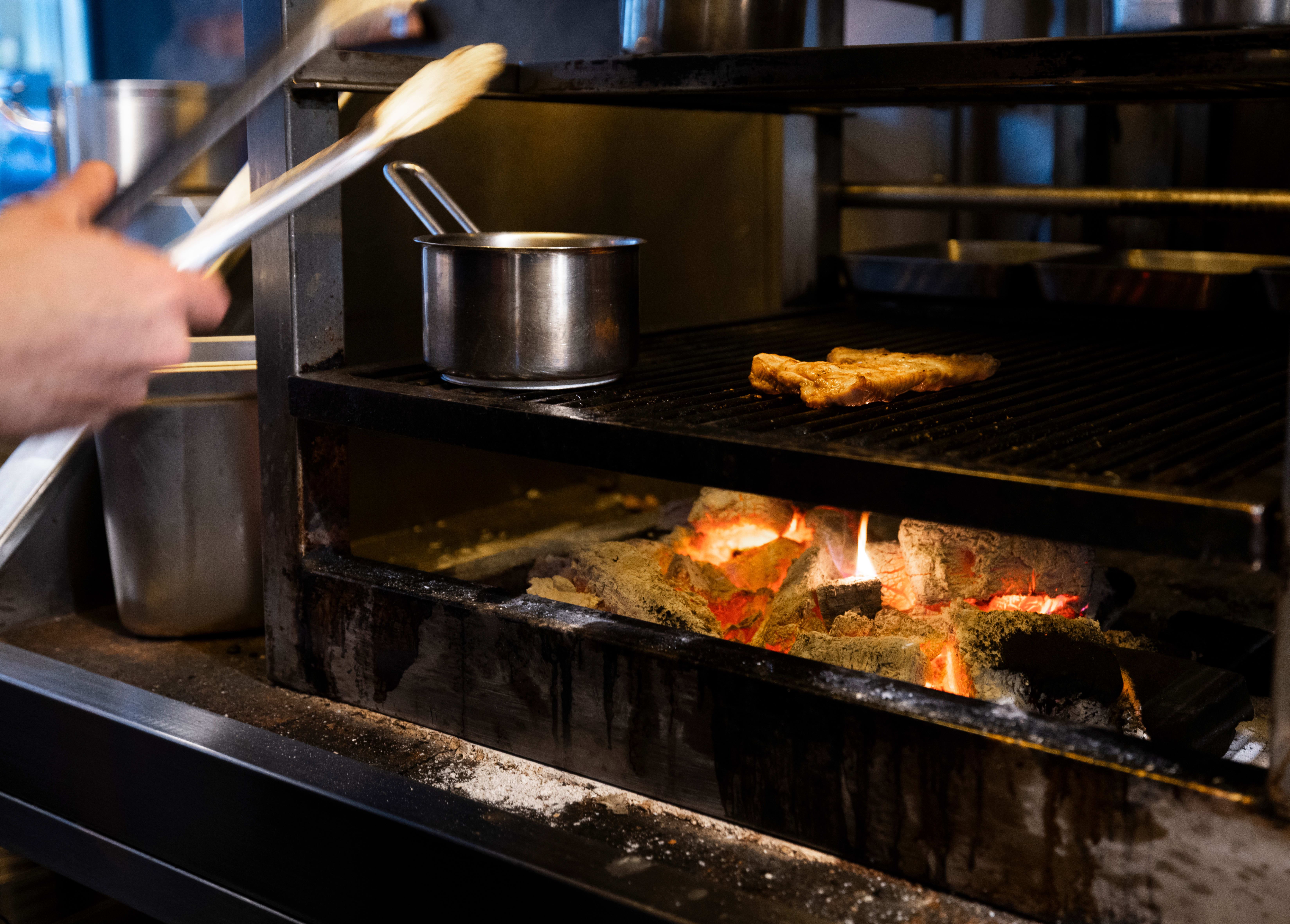 Grillen er i sentrum på kjøkkenet, men flere av rettene smaker overraskende lite av grillingen. 