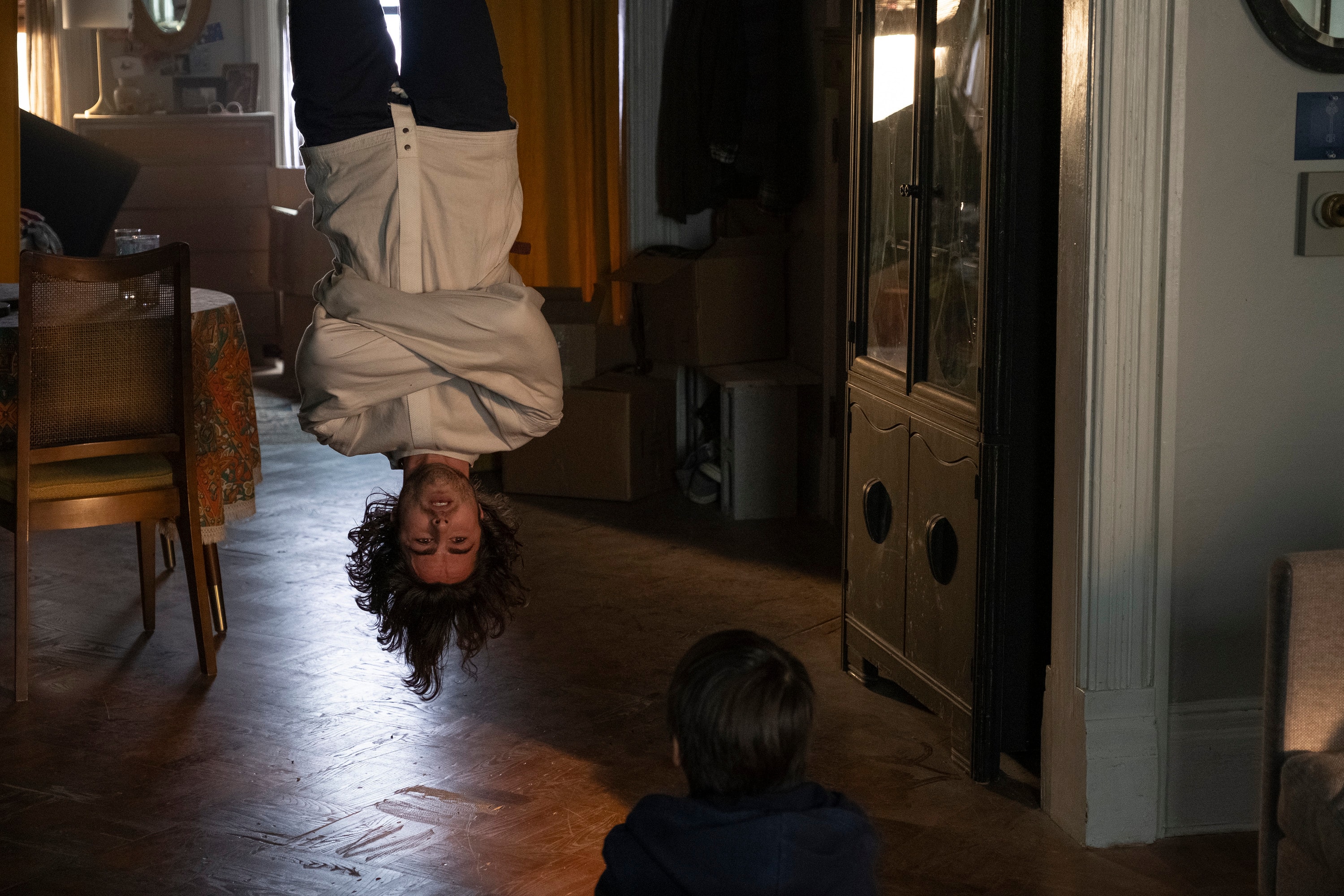 Yorick Brown (Ben Schnetzer) prøver å leke Houdini og komme seg ut av tvangstrøya, men hvorfor overlevde han?