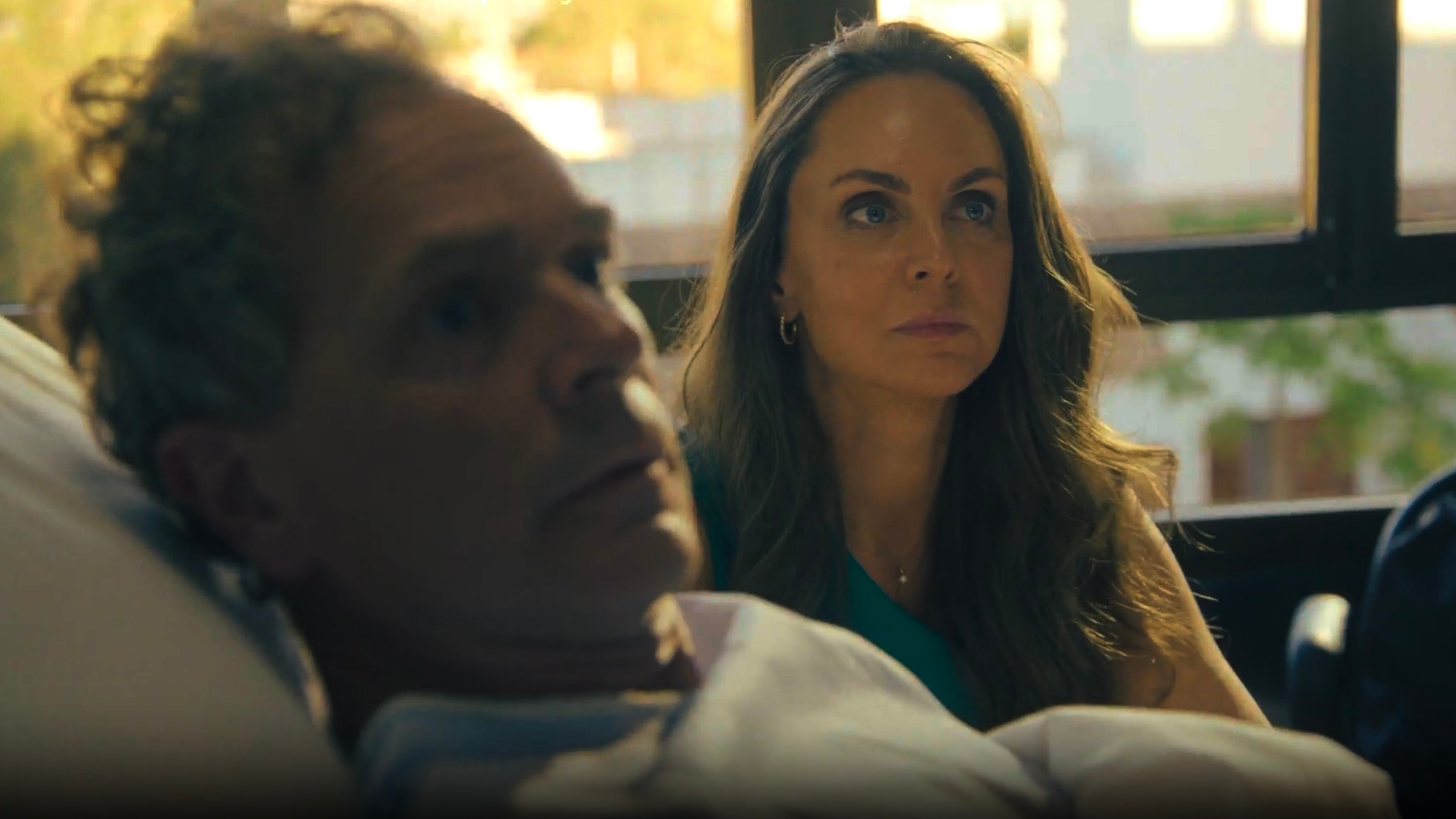 Luksuslivet på Mallorca tar noen uventede vendinger for ekteparet Tom (Per Lasson) og Petra (Lisa Linnertorp)