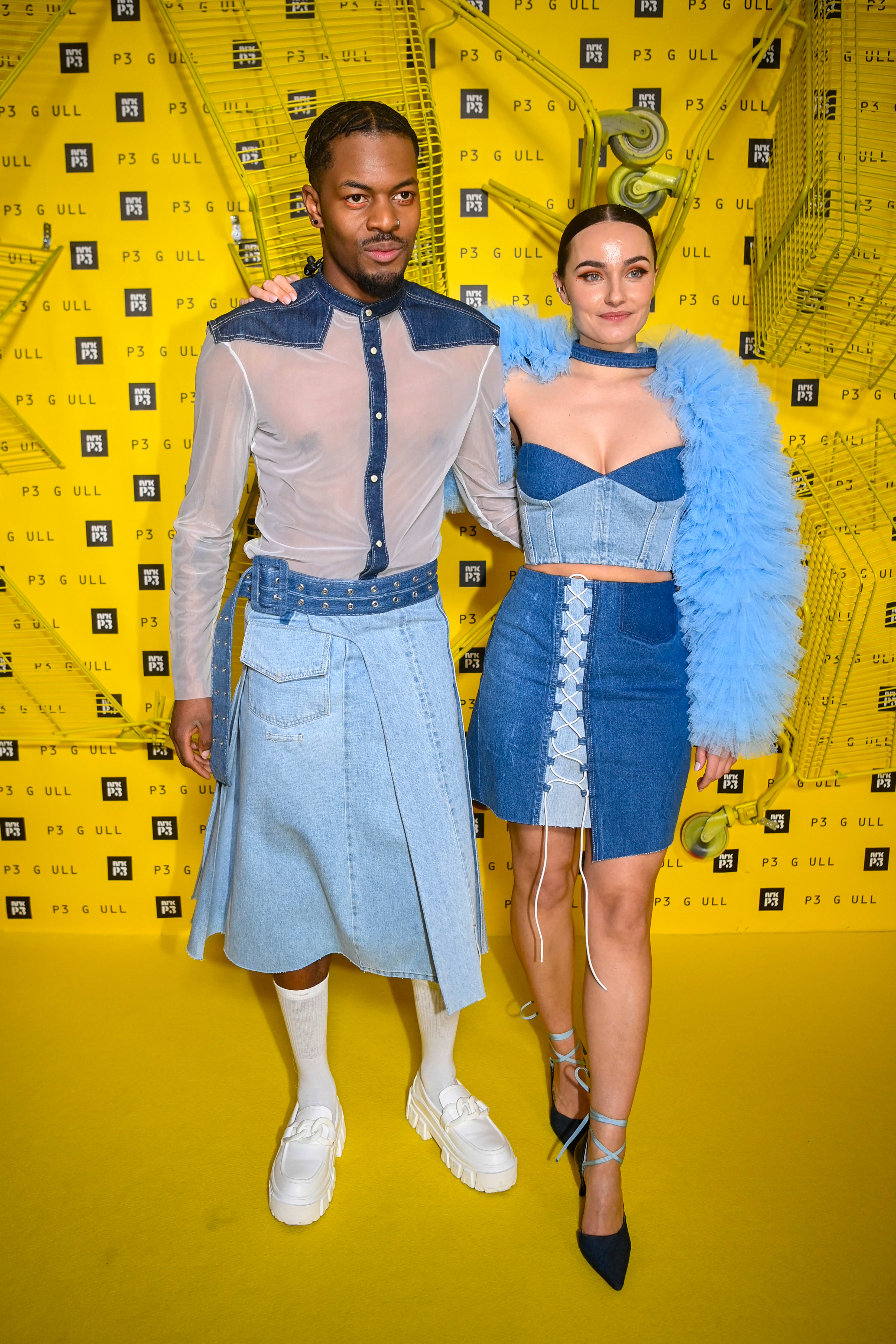 Hinault Nathan Kahungu (til venstre) er programleder i P3 og har gjort seg bemerket for sin sans for mote. 