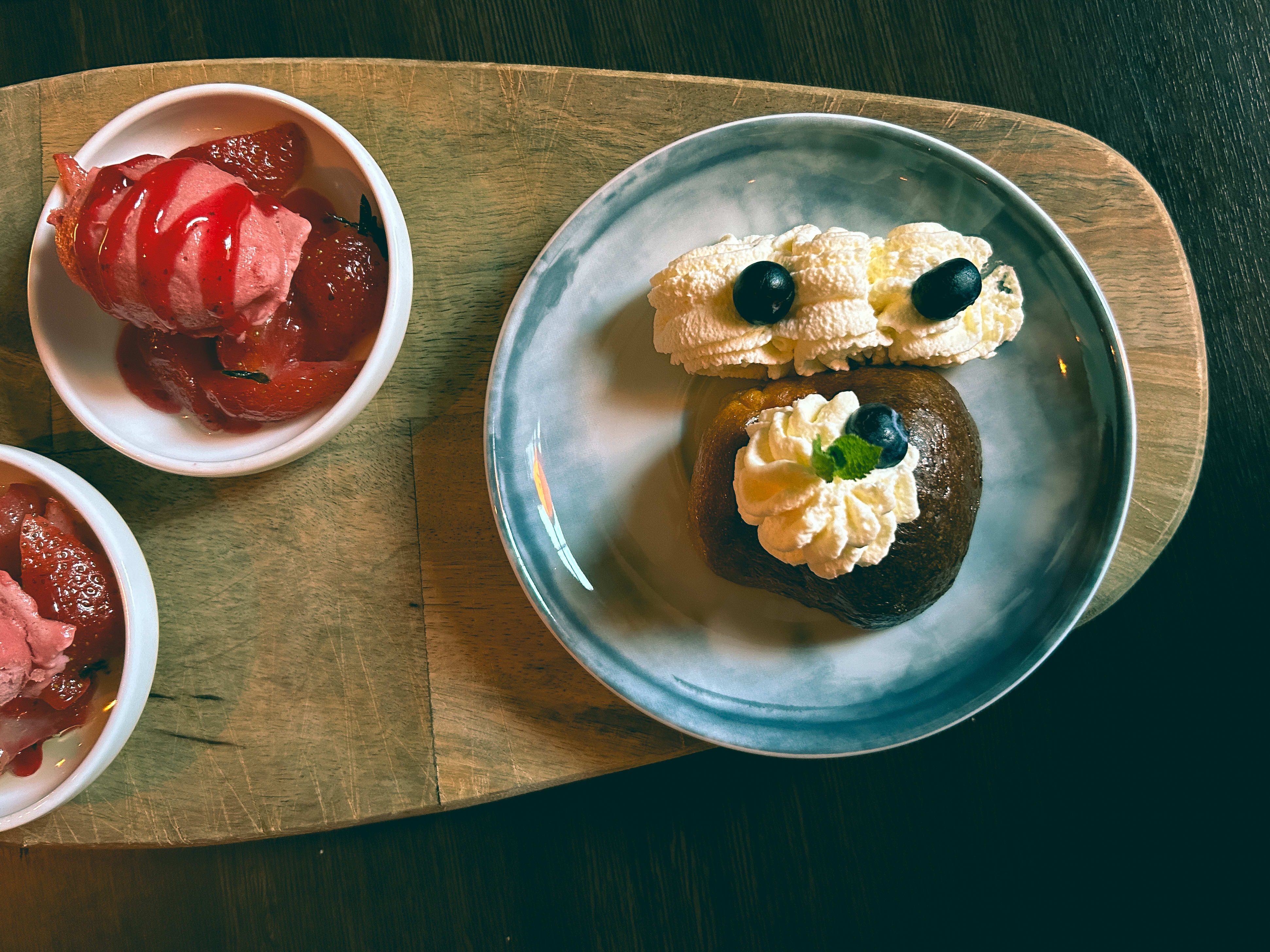 Steinhard sorbet og tørr kake til dessert.