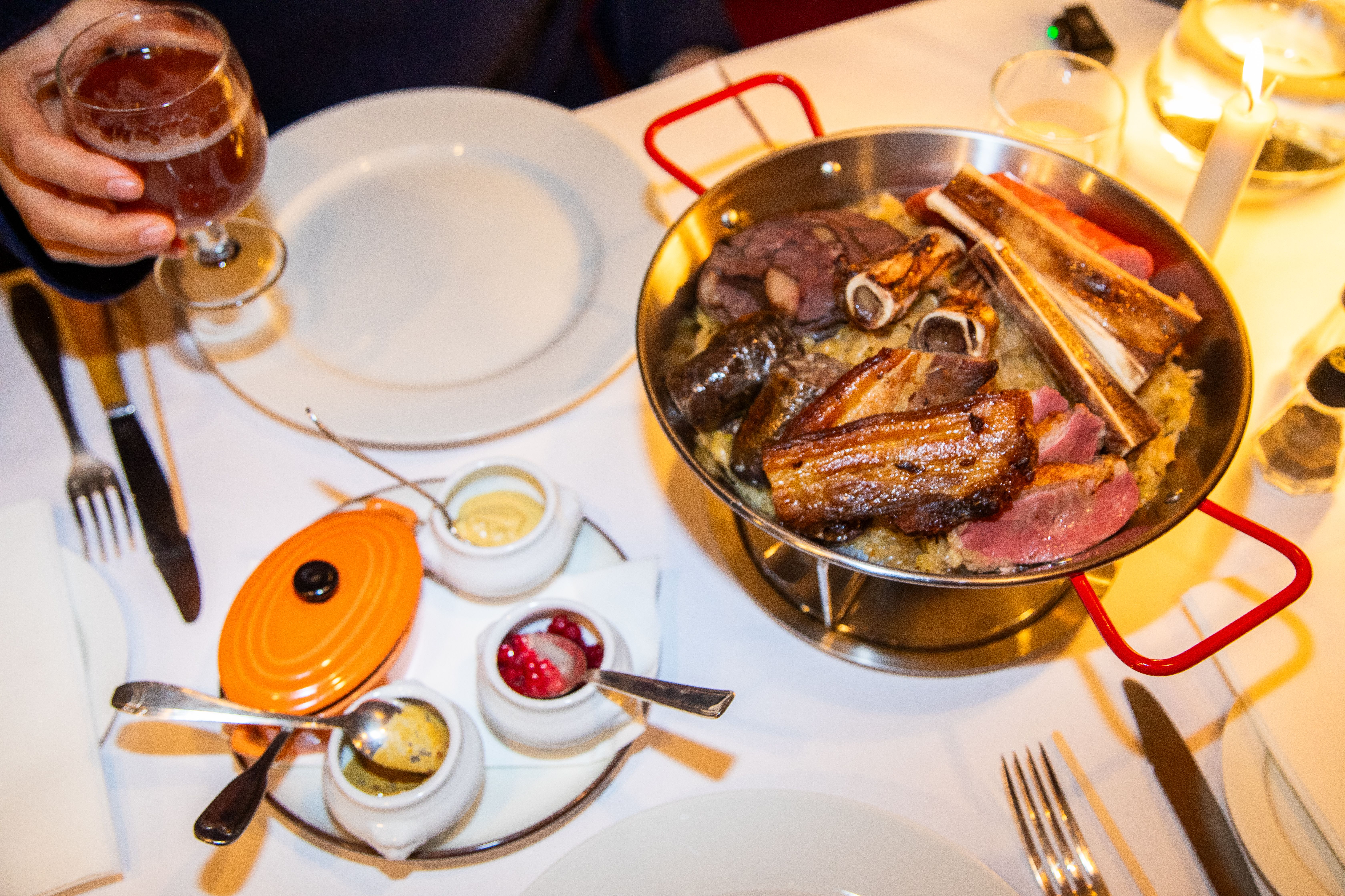 Godt og blandet! Beinmarg, lammerull, surpølse, pølse og flesk på en seng av surkål og poteter i «Schrøder-panna». 