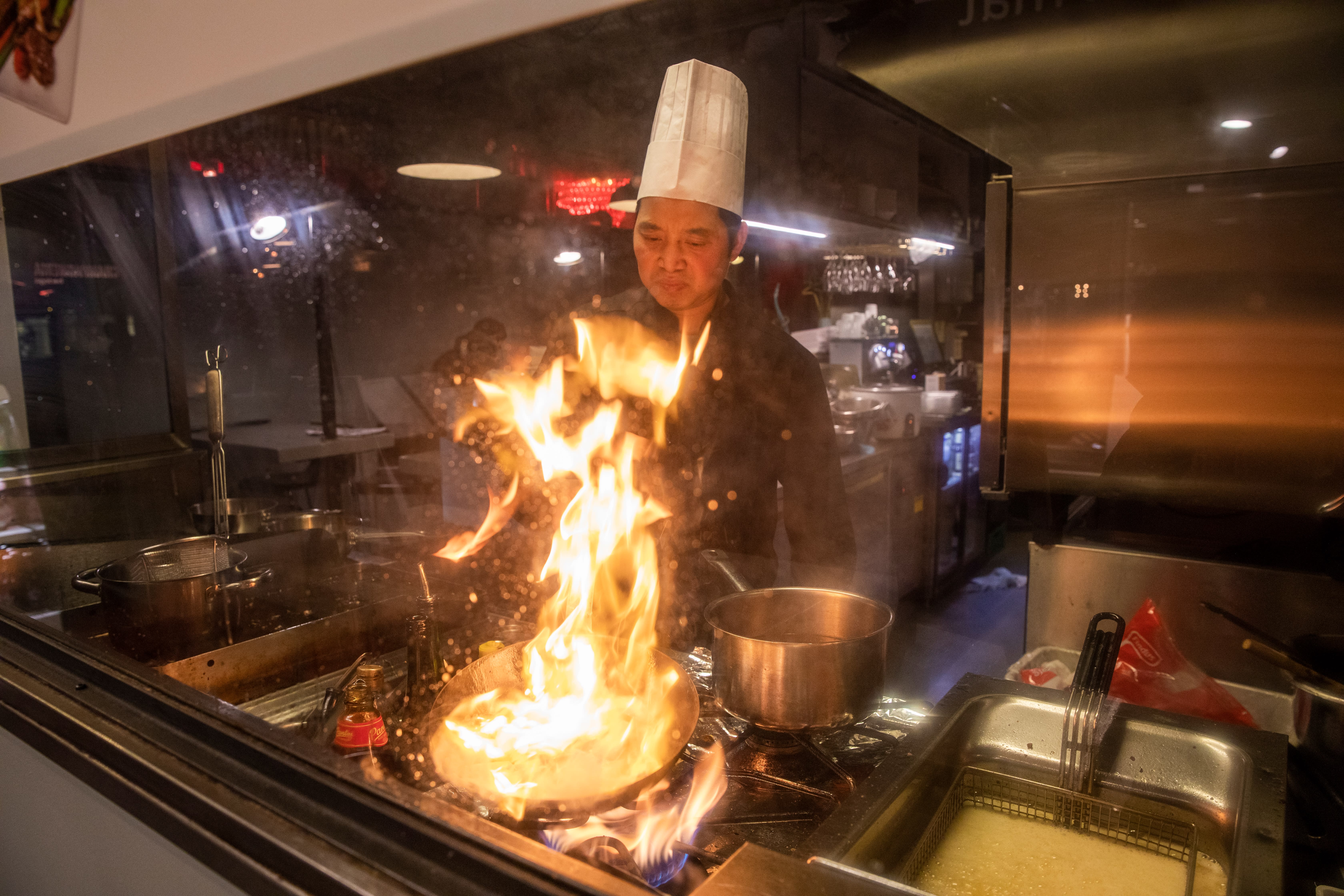 Det er gøy å følge med på kokkeleringen på Atelier Asian Tapas.