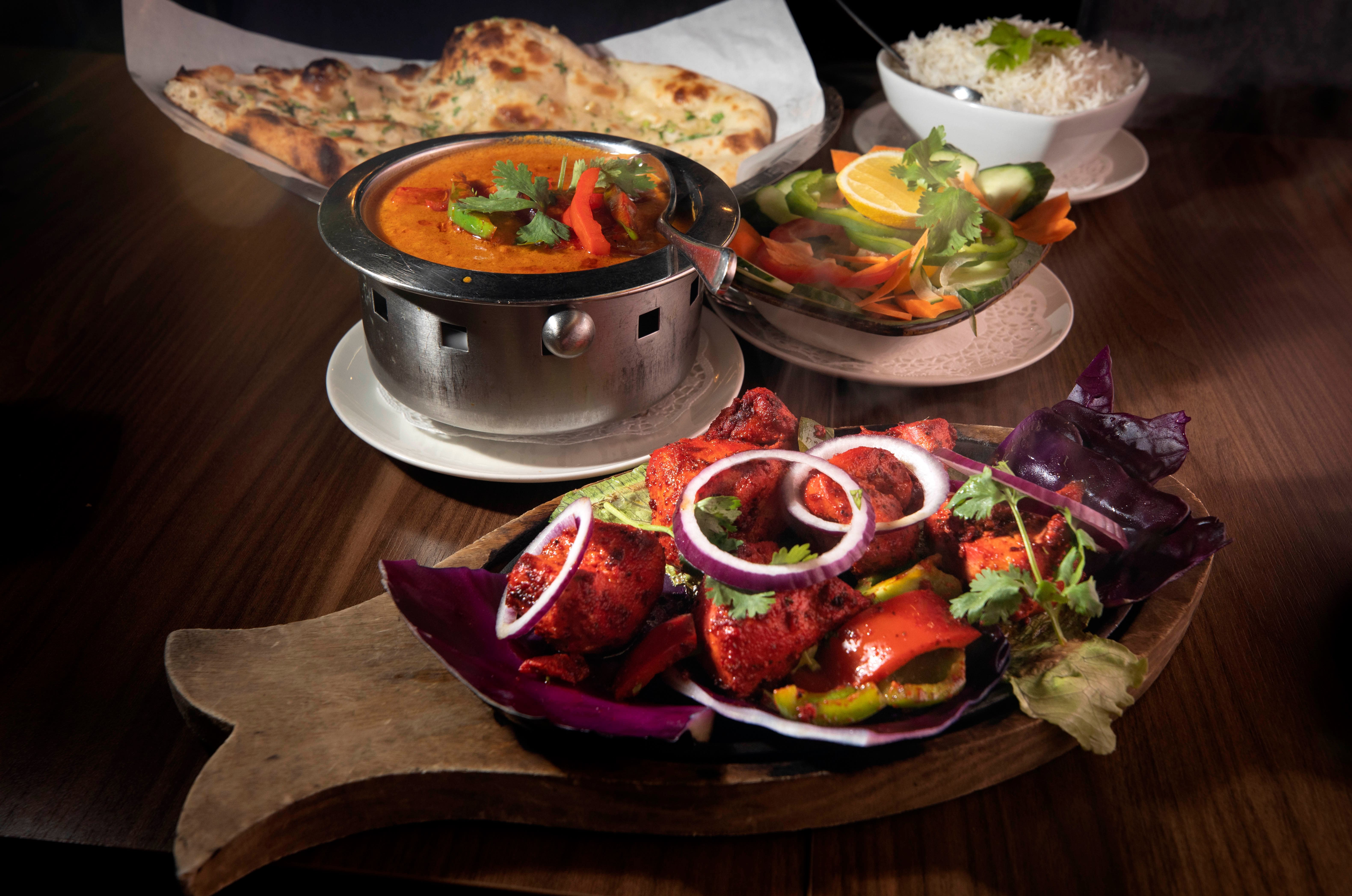 Kylling tikka med nan og salat.