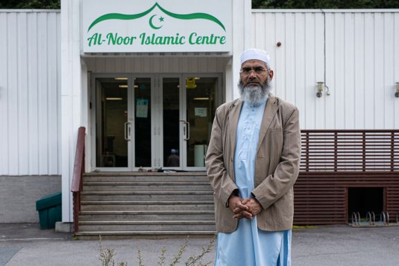 Imamen ber politiet holde vakt under fredagsbønnen: – Jeg er fremdeles redd