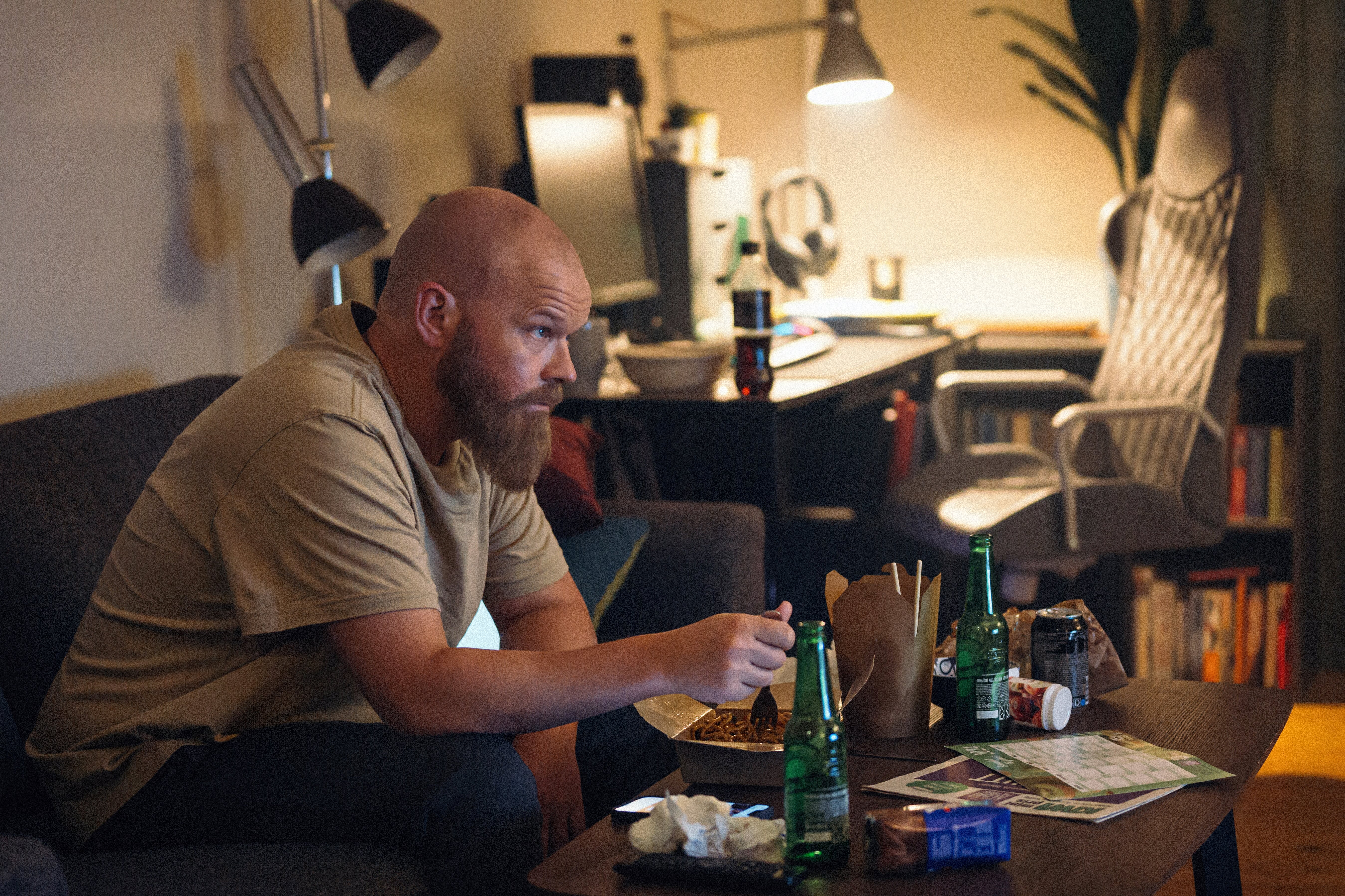 Tom (Anders Baasmo) jobber i morens klesbutikk på Grünerløkka, men lever ellers et ensomt liv. 