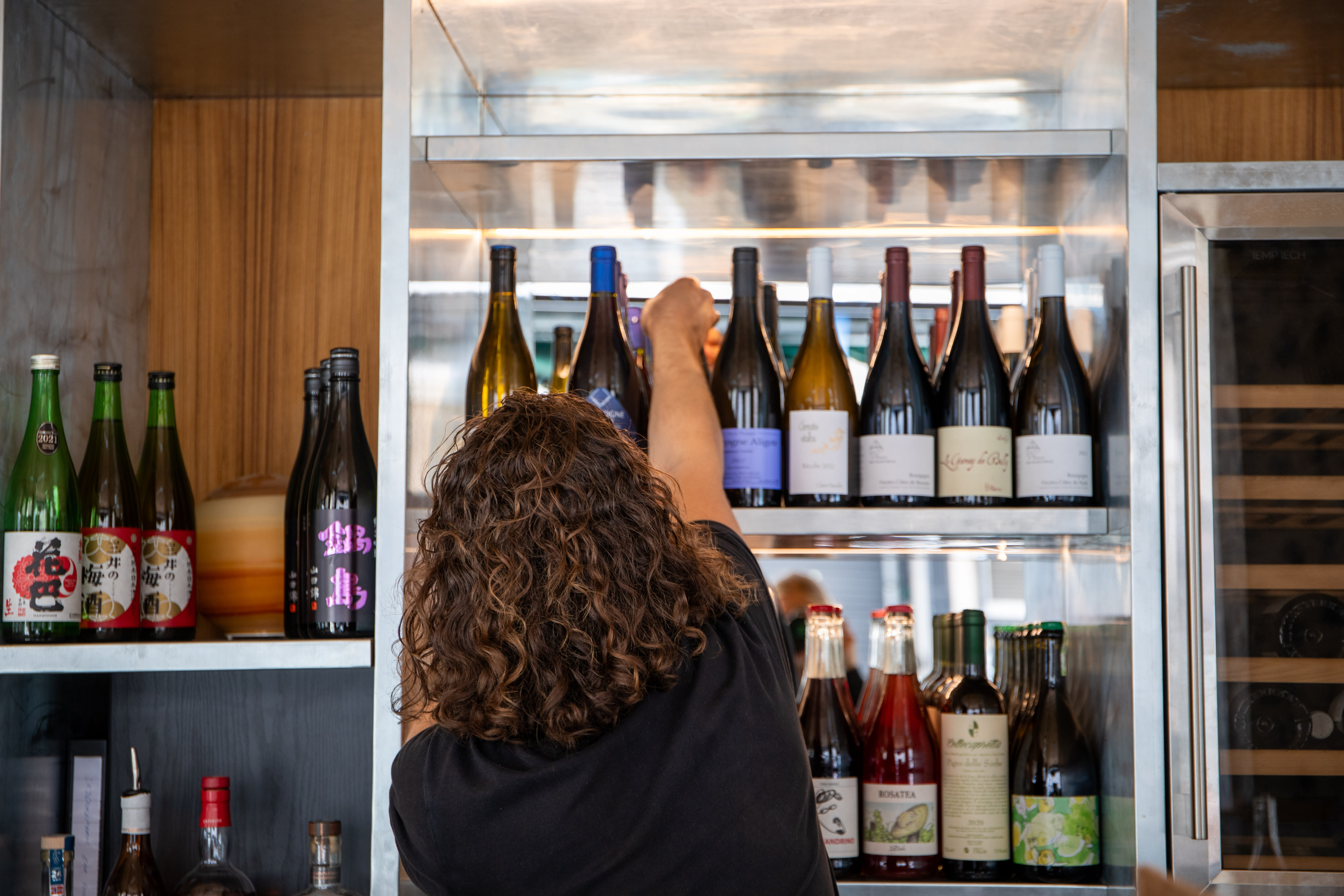 Gjengen på Bar Voyage rydder og fikser dagen før åpning. 