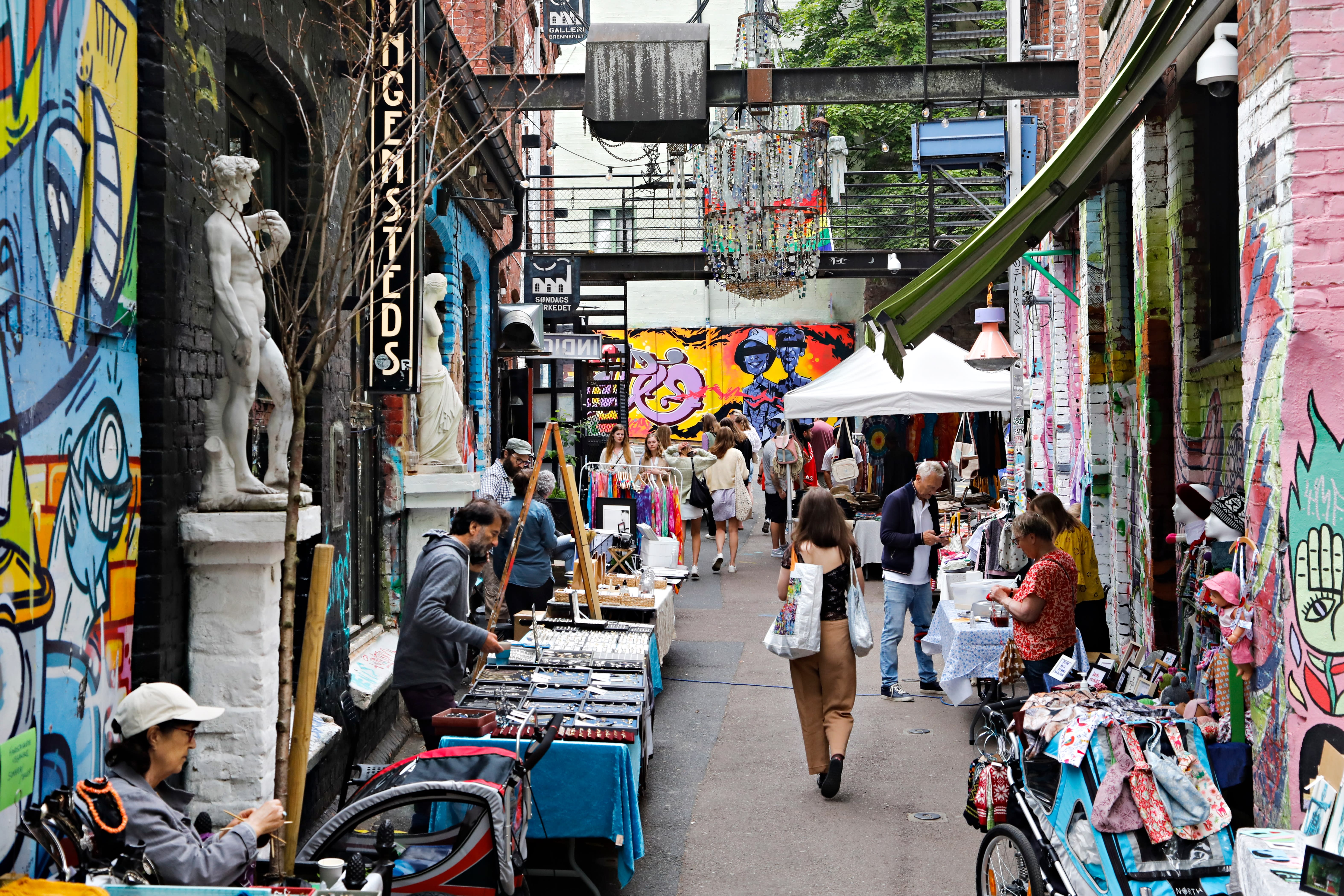 På markedet i Ingens gate finner du alt fra brukte klær til kunst. 