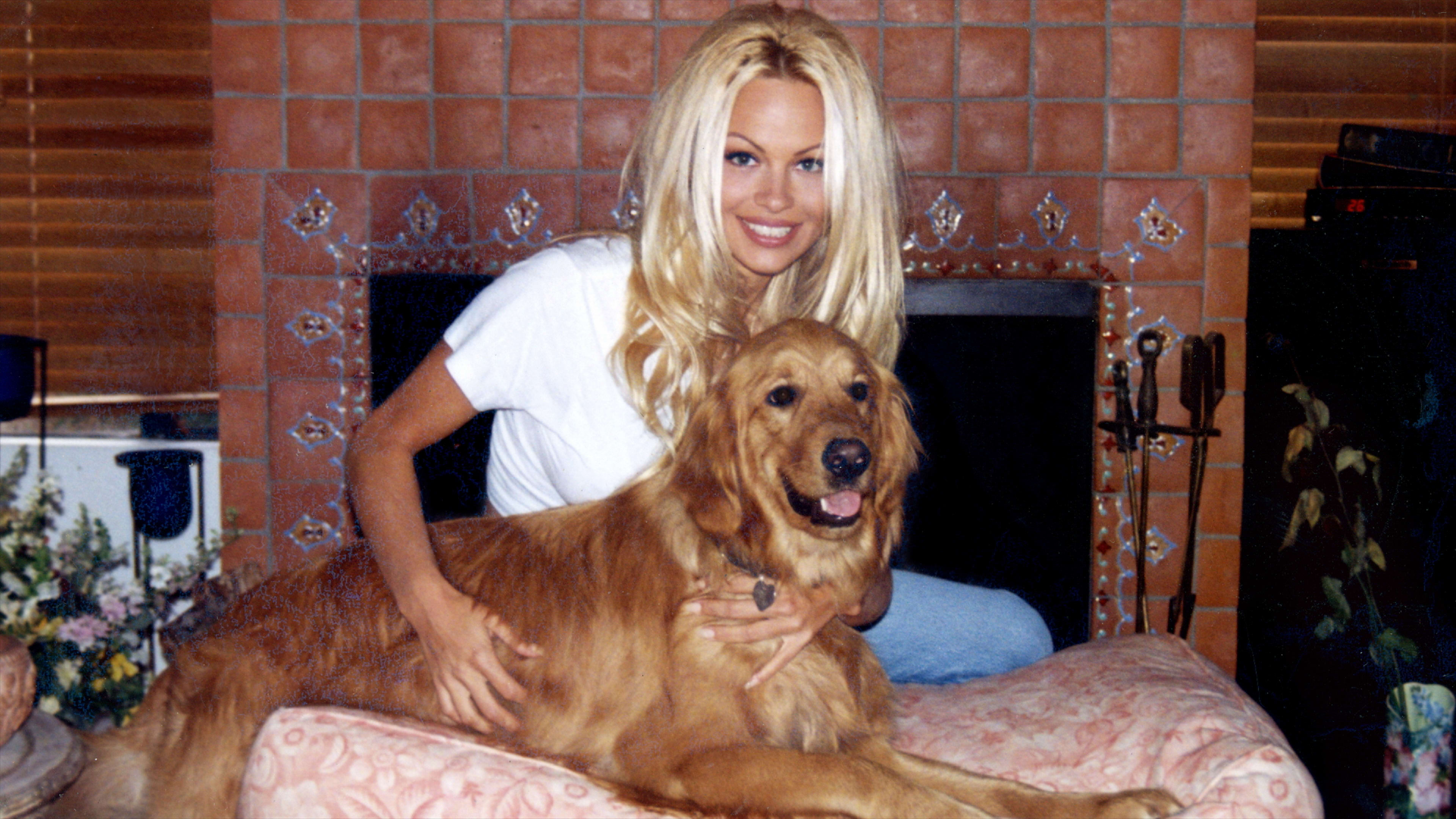 Pamela Anderson med en av sine hunder. 