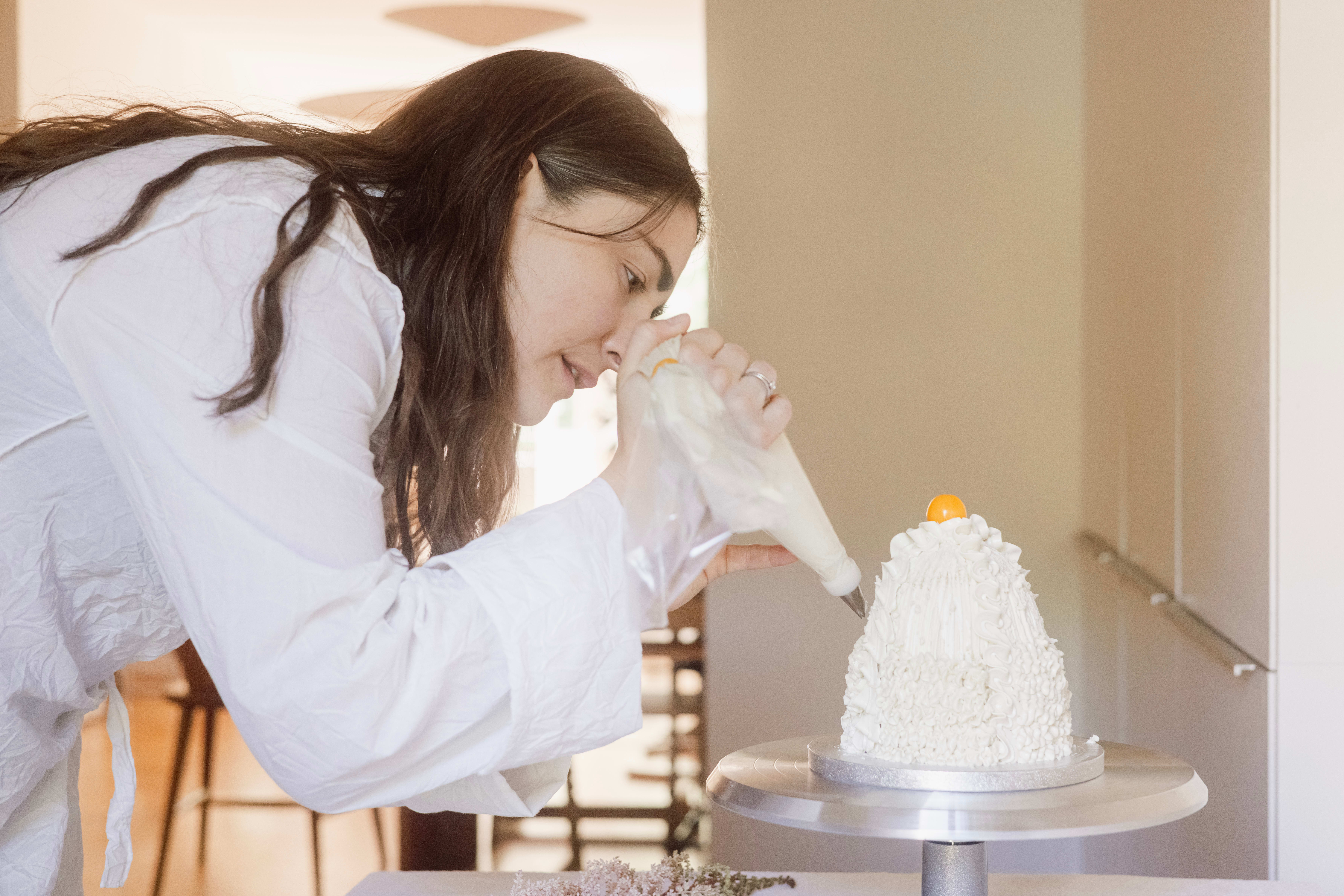 Gjennom Djup Studios leverer Alexandra Djupesland bakst til kafeen Java, baker kaker på bestilling og arbeider med matinstallasjoner.