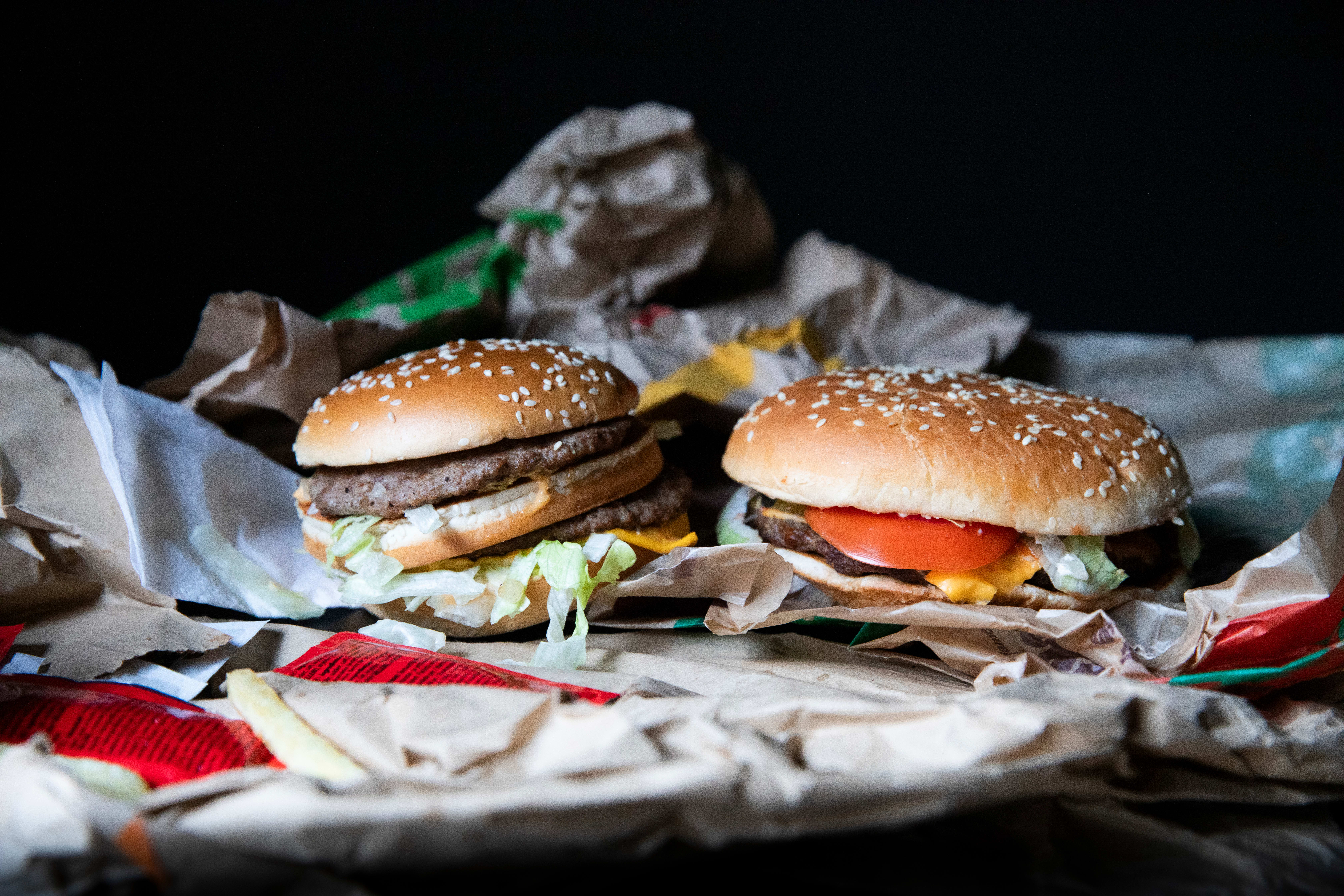 BigMac til venstre, Whopper cheese til høyre.