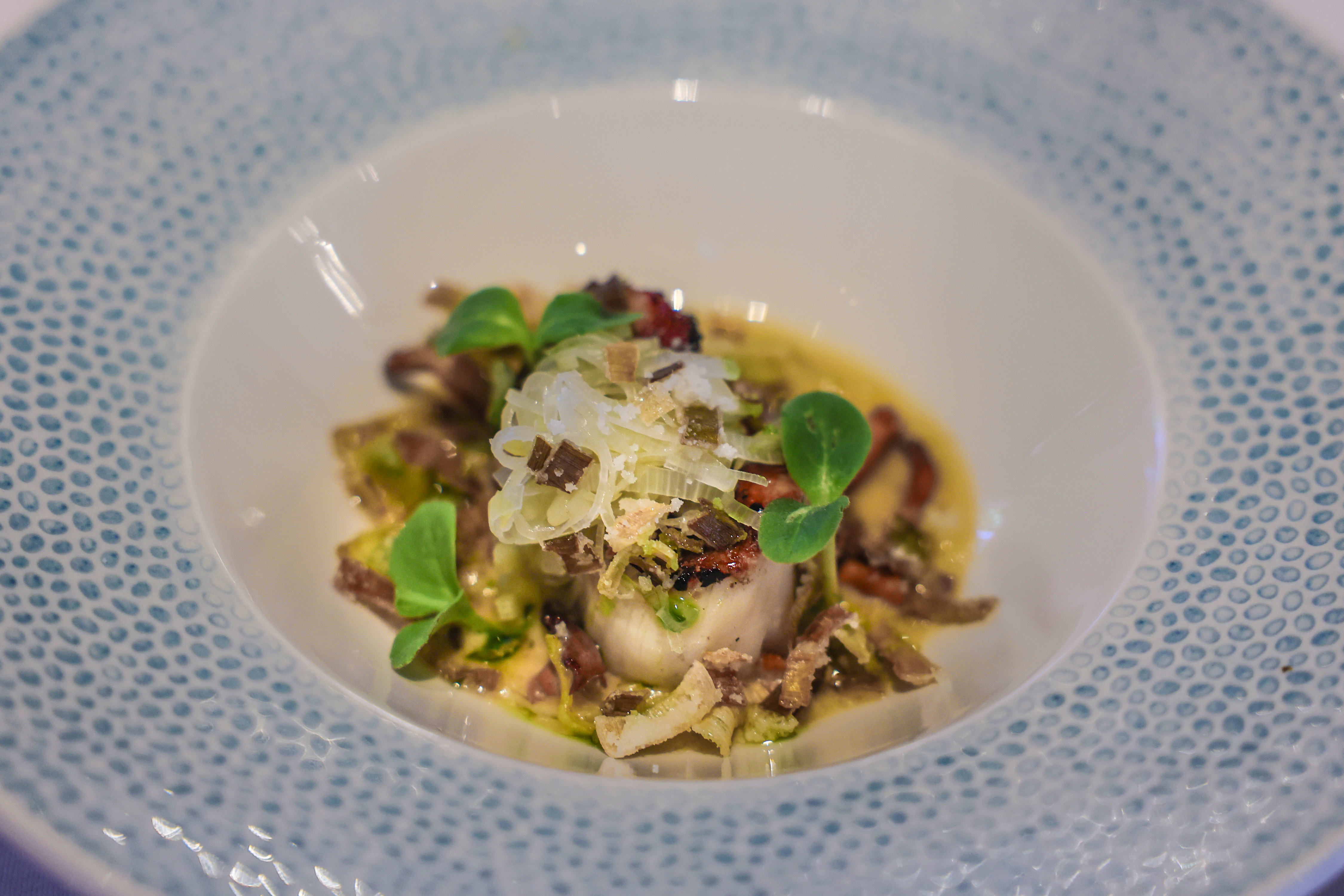 Nydelige kamskjell med blåskjellsaus. 