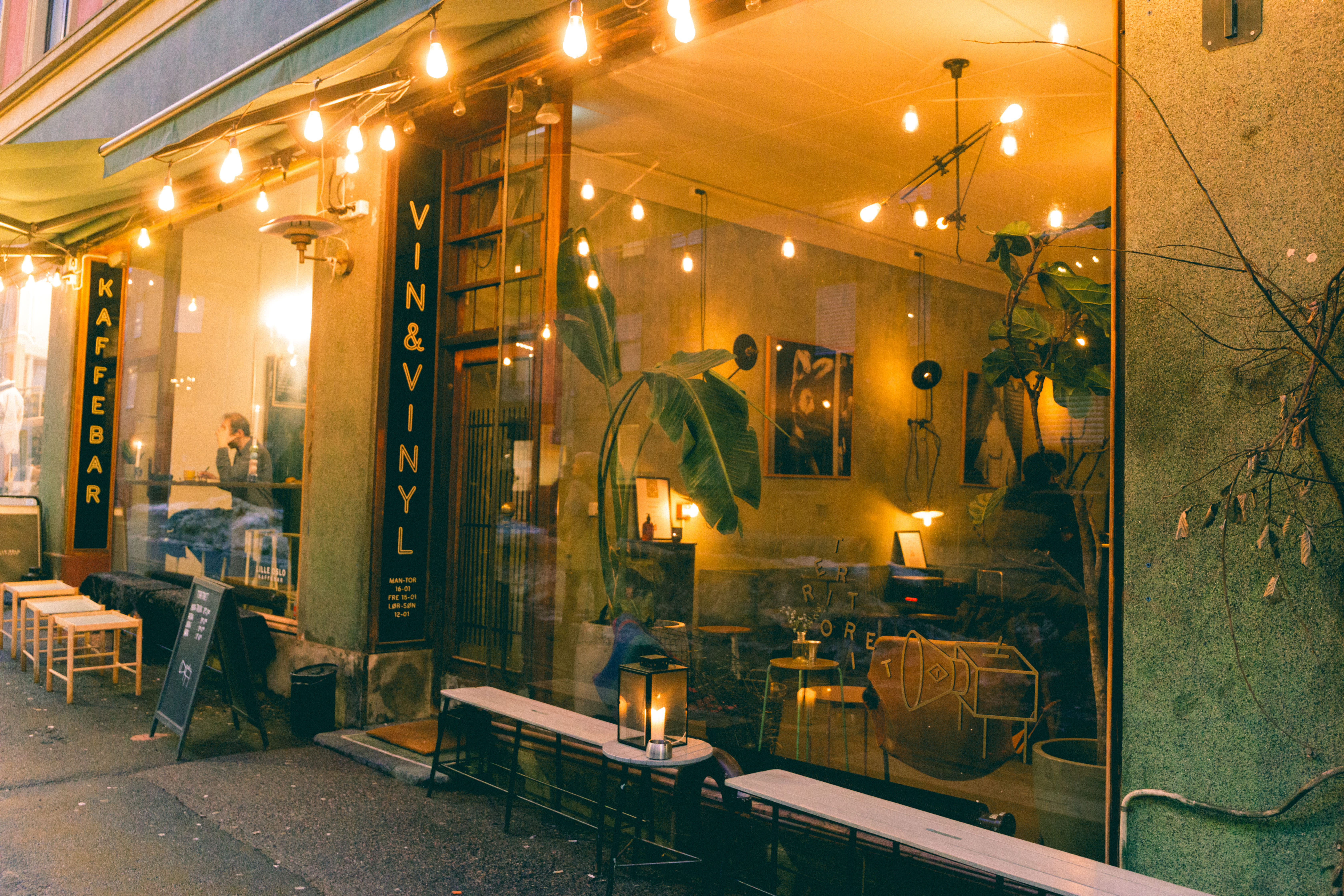 Vinbaren ligger vegg i vegg med Lille Oslo Kaffebrenneri. Velg og vrak basert på dagens vibe.