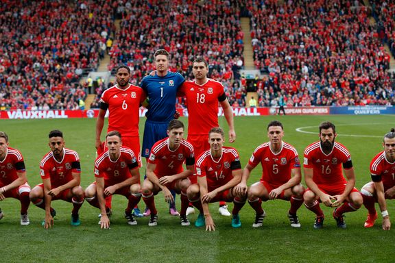 Nå avslører Wales-spillerne hemmeligheten bak de merkelige lagbildene