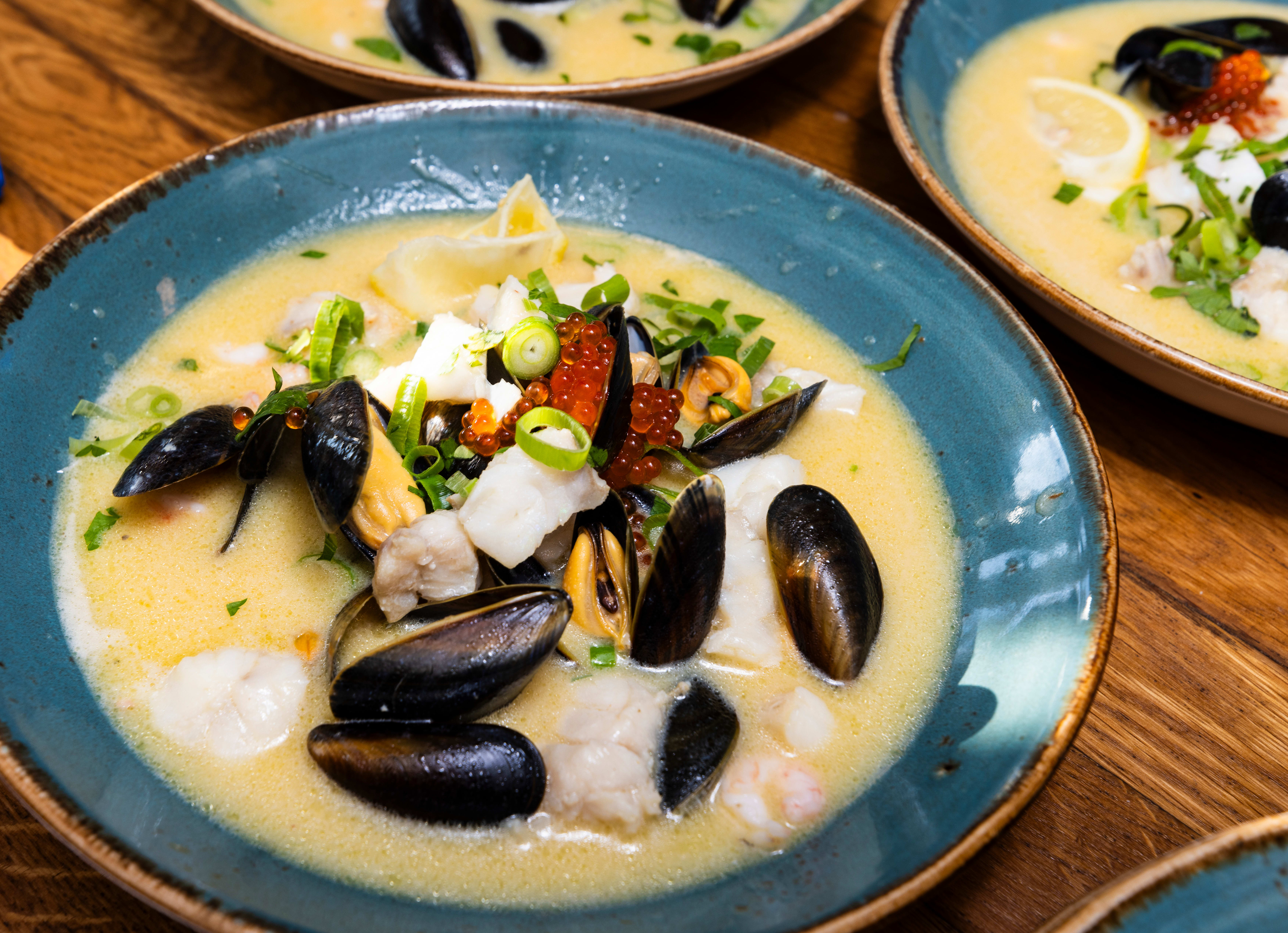 Fiskesuppen er god. Men hvorfor har de lagt en hel sitronbåt i skålen?