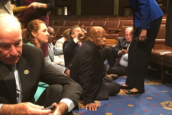 Kaos i Kongressen i natt etter at demokrater gjennomførte historisk «sitt-ned»-aksjon