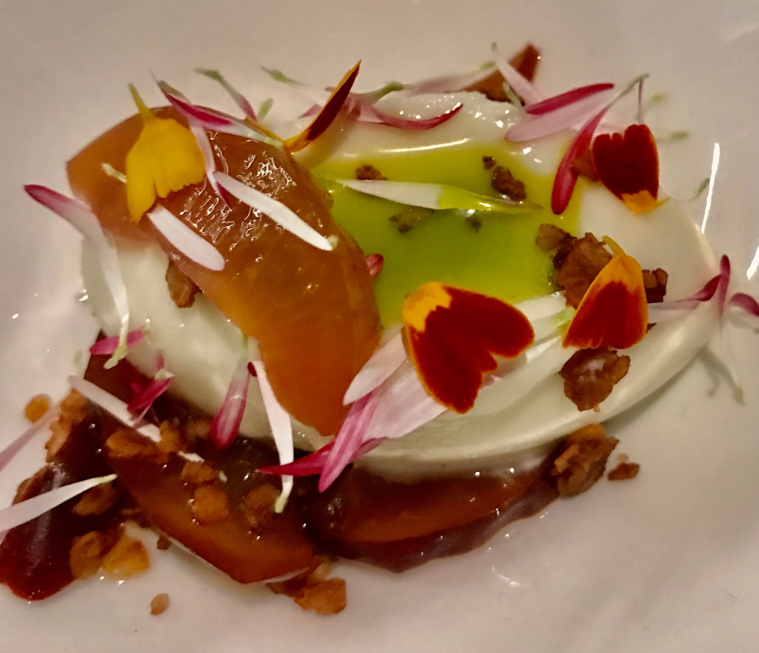 Det er ingenting å utsette på dessertene denne kvelden, her er sorbet på tagetes og sitronverbena og plommer. 