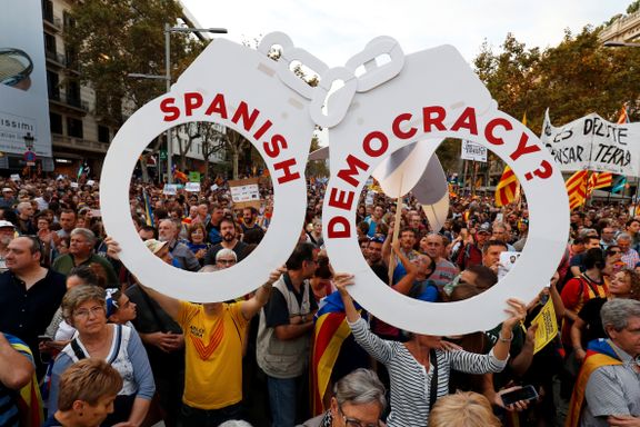 Hundretusener protesterer mot at spanske myndigheter setter selvstyret deres til side  