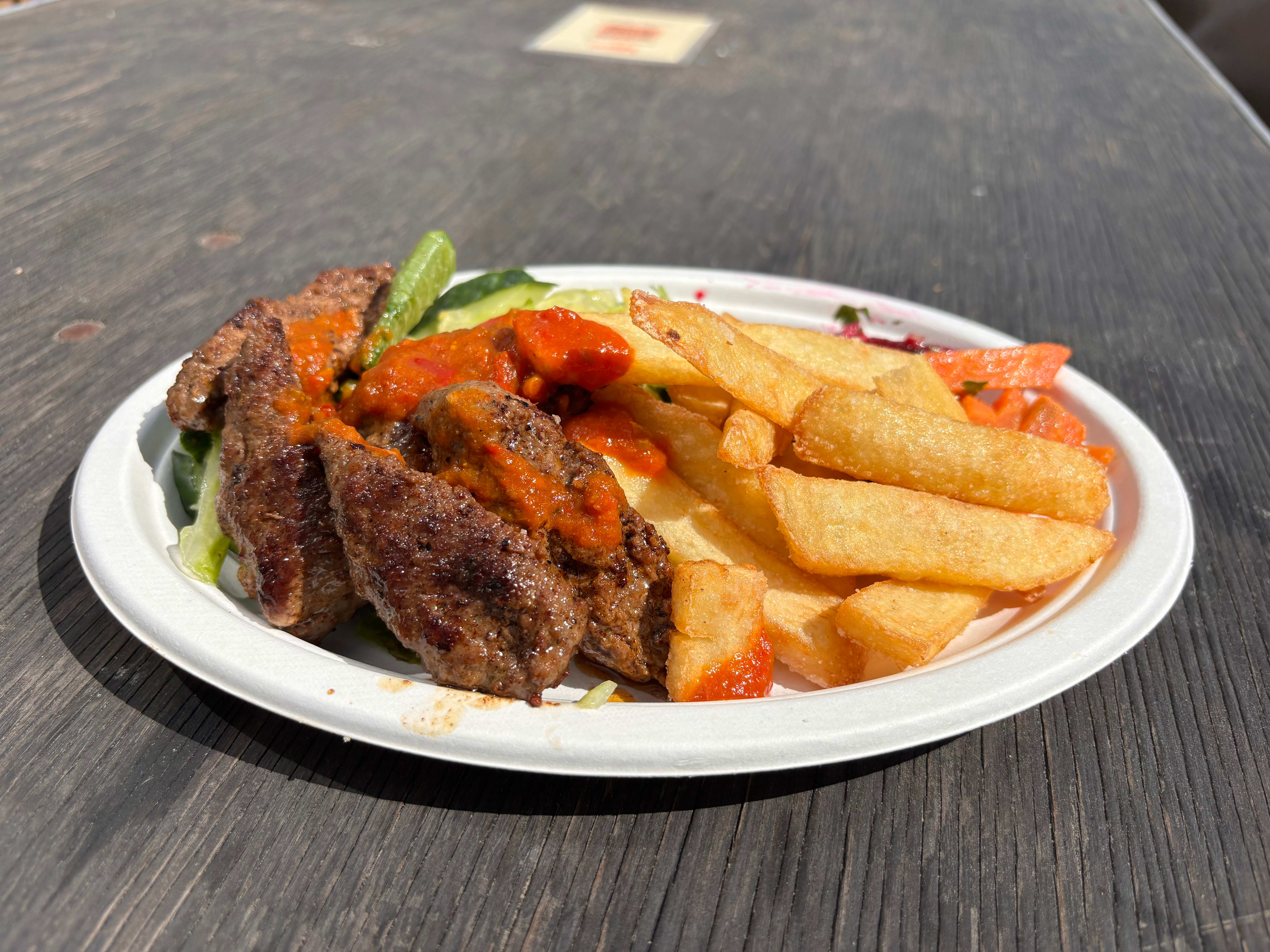 Det beste med shish kebab-tallerkenen er friesen. De er sprø og gode. 