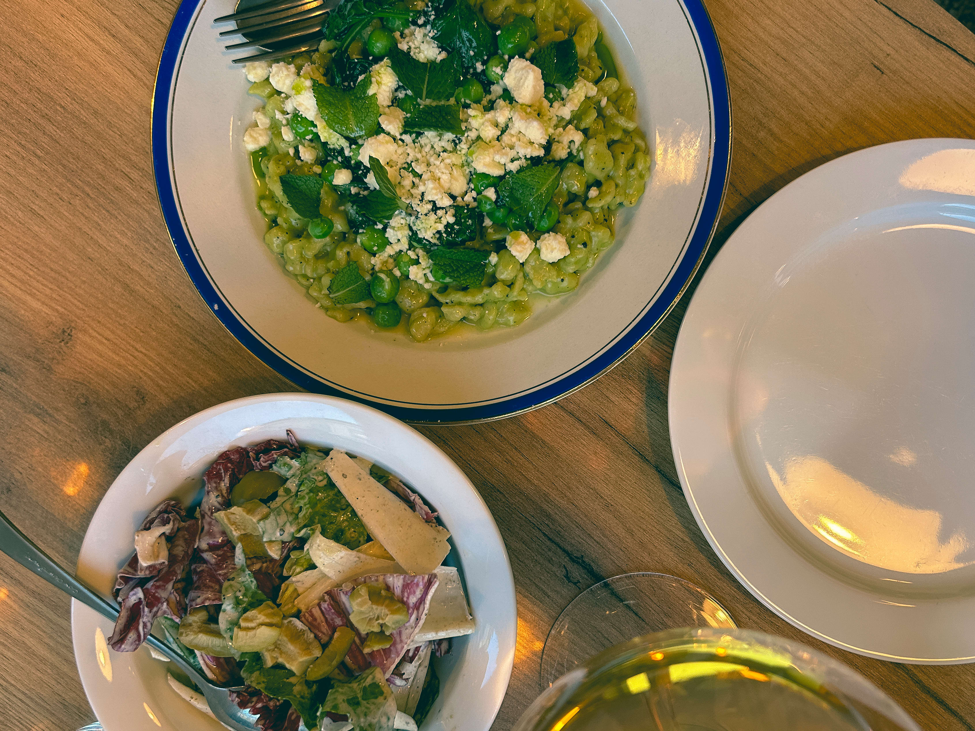 Ungarsk pasta med erter og norsk feta.