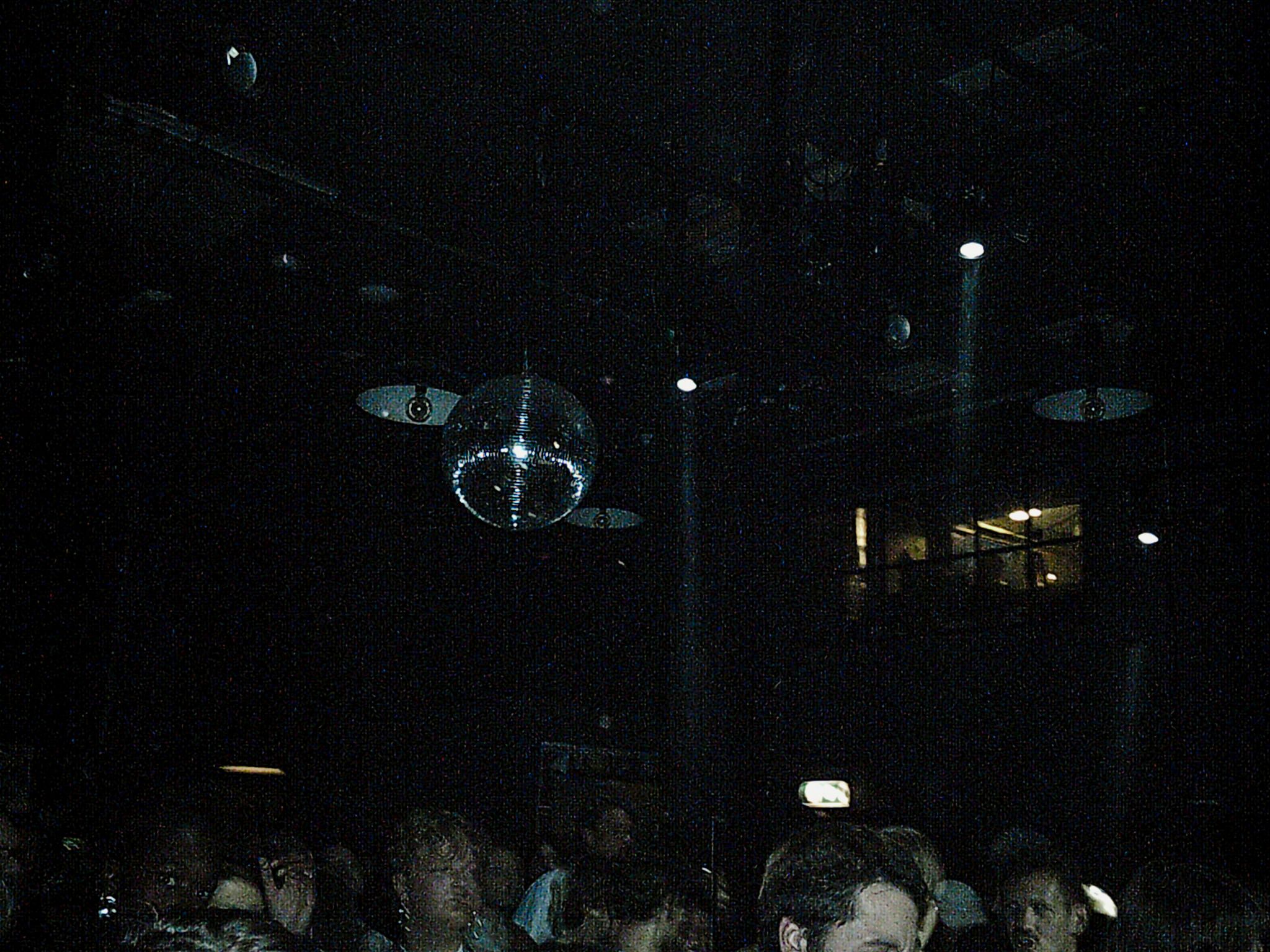 Filming og bruk av kamera går igjen som en faux pas.