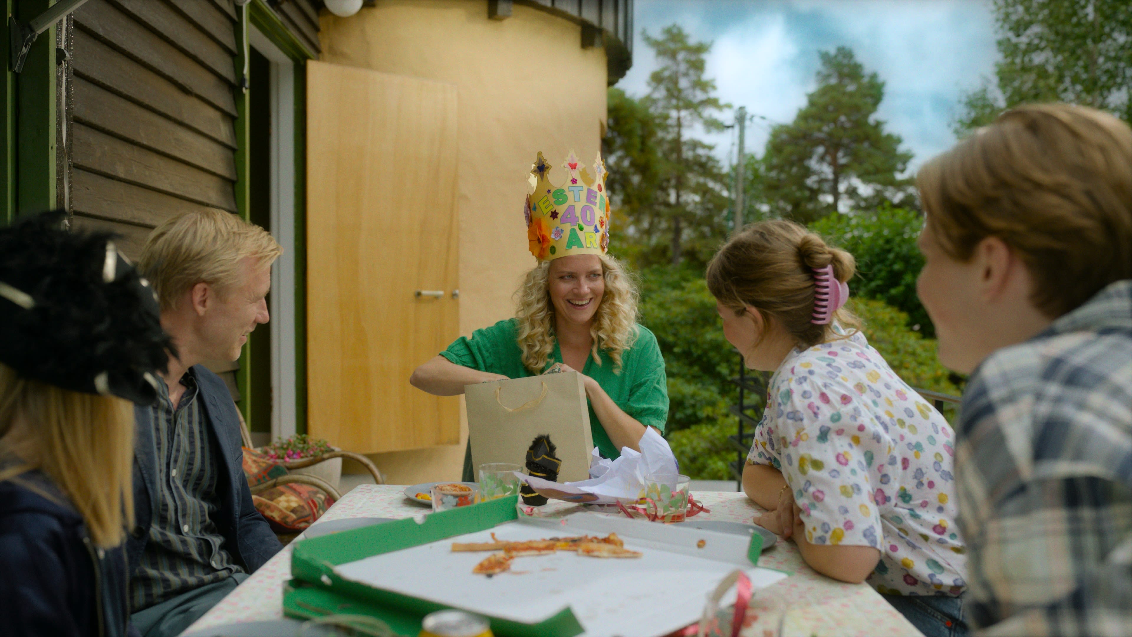 Familien feirer Esters 40-årsdag i hagen på Nordberg i Oslo. 
