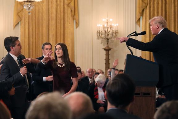 Trump hugget løs. Her forsøker hans medarbeider å ta mikrofonen fra CNN-journalist.