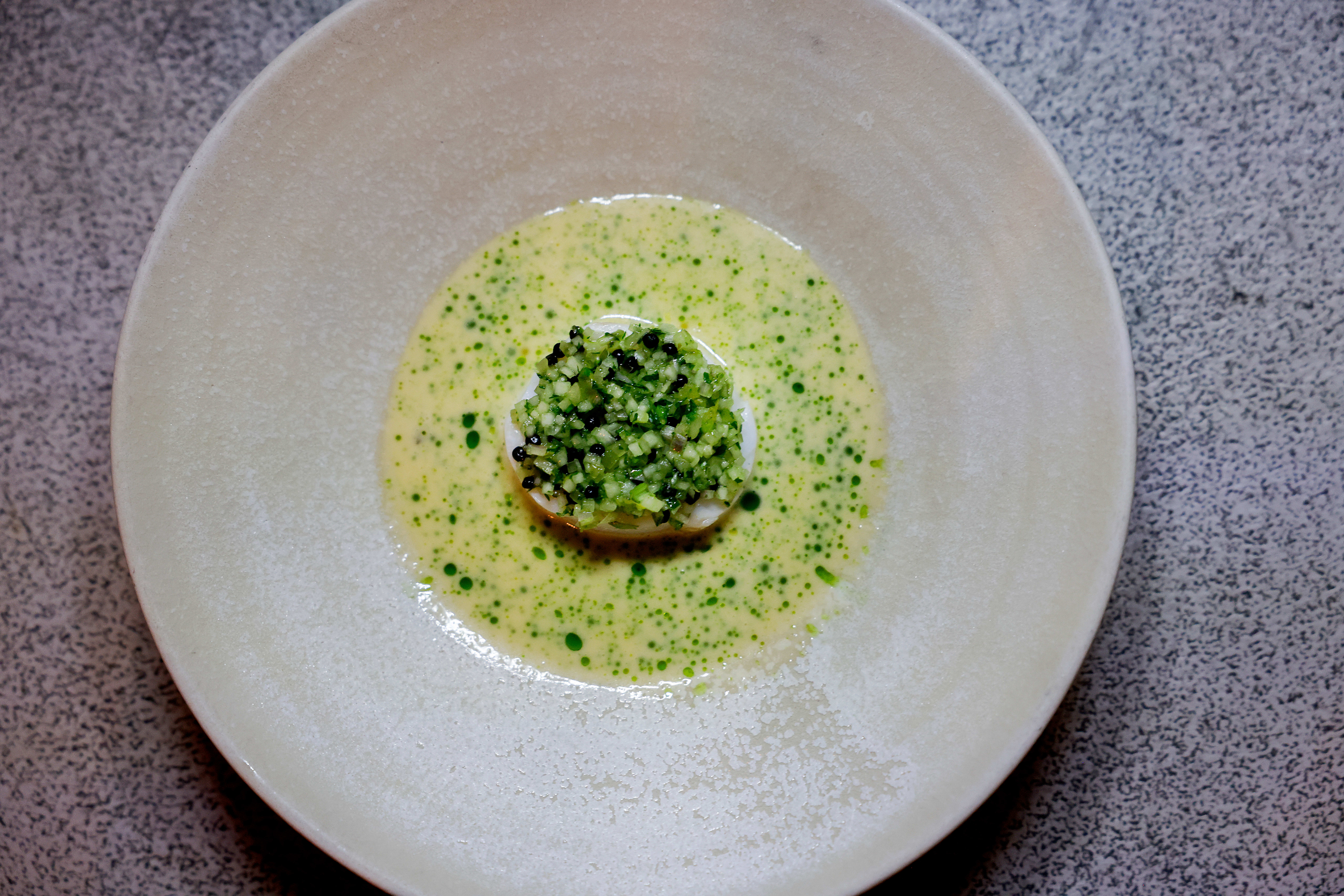 Skrei med grønnsalsa og smørsaus. 