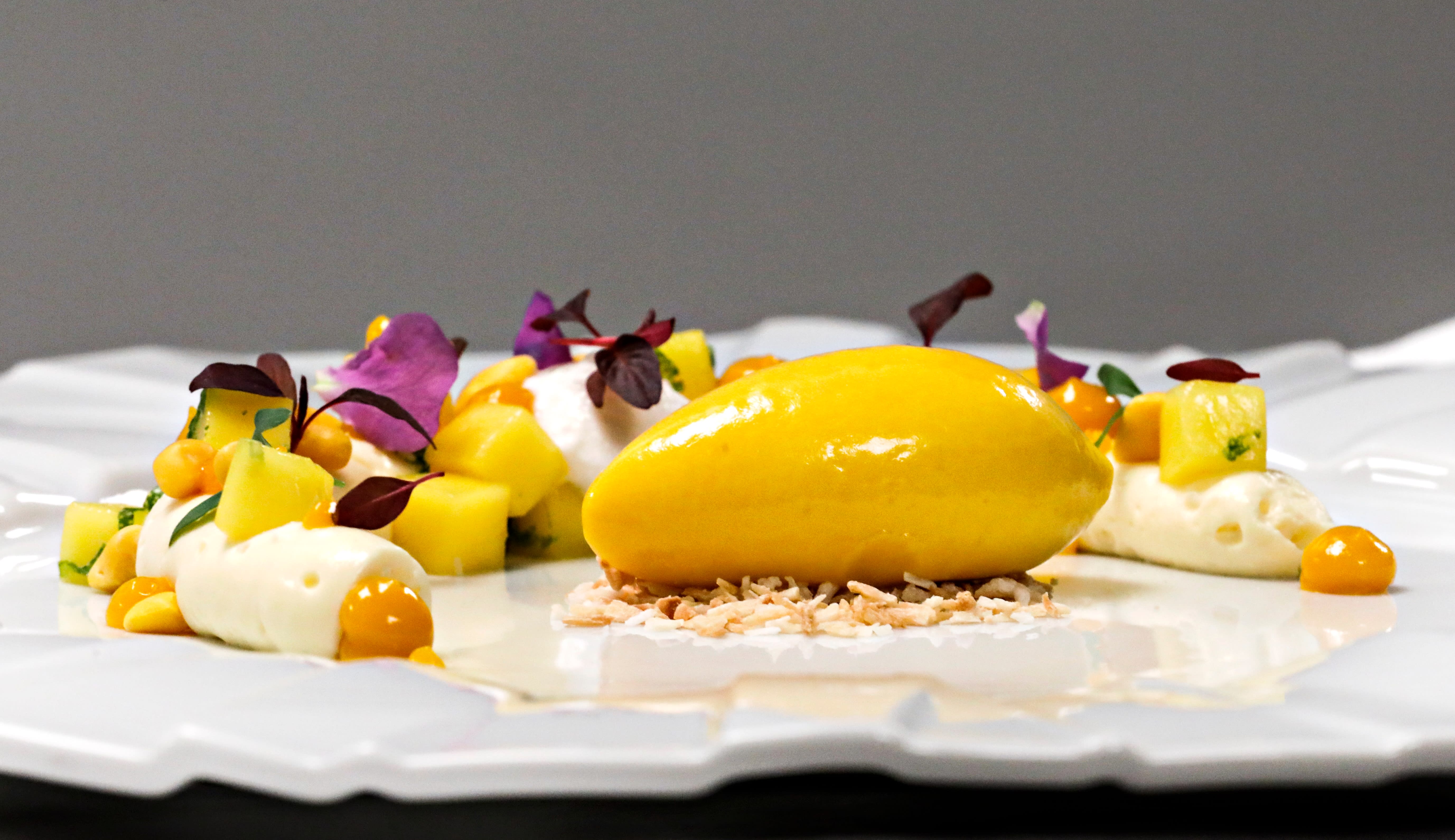 Ost- og pasjonsfruktmousse med mango og litchisorbet.