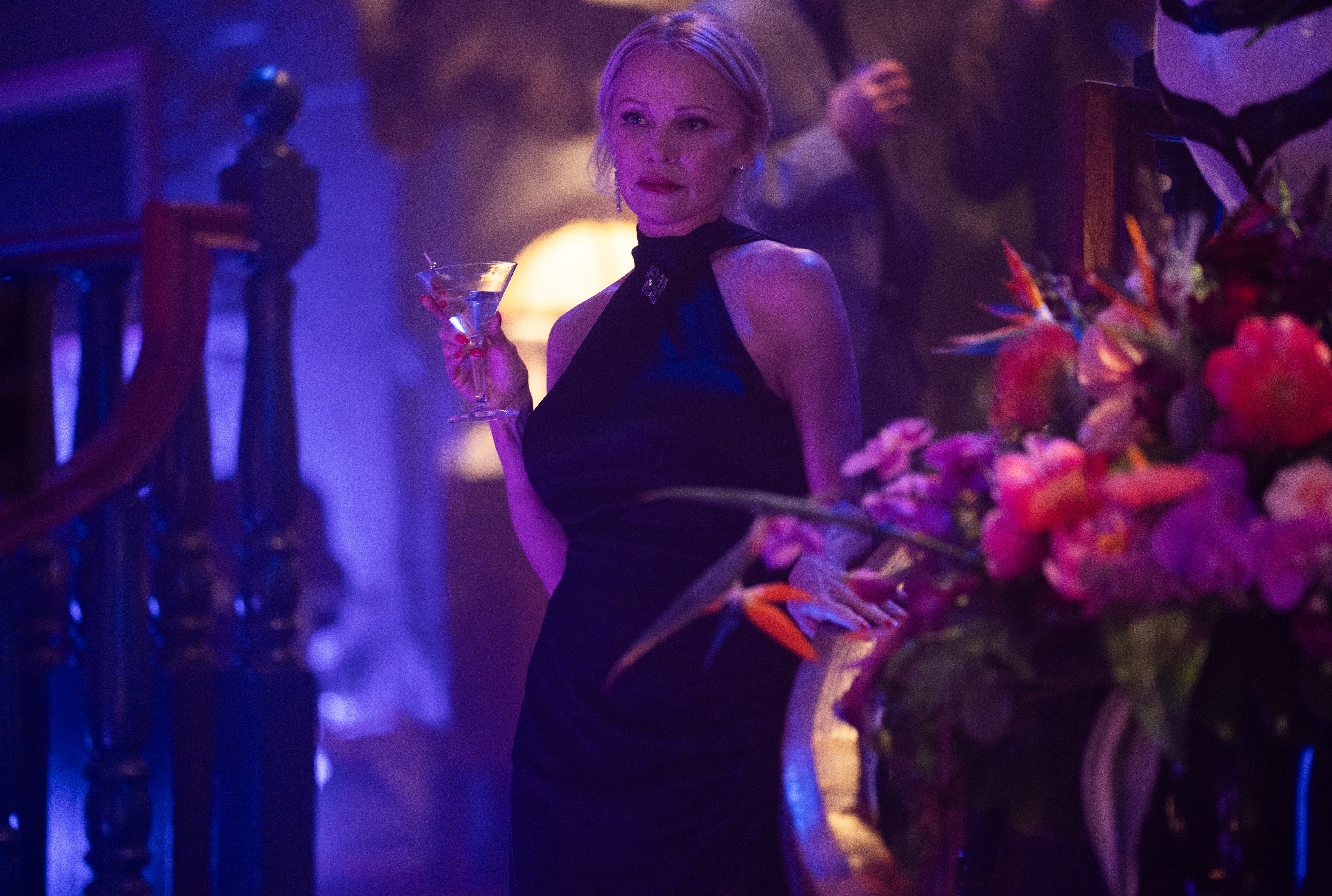 Pamela Anderson gjør en fabelaktig rolle som Beth, filmens femme fatale.