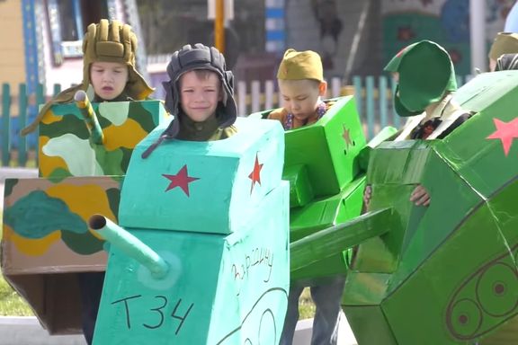 Russiske barnehagebarn utkledd som stridsvogner i barnetog