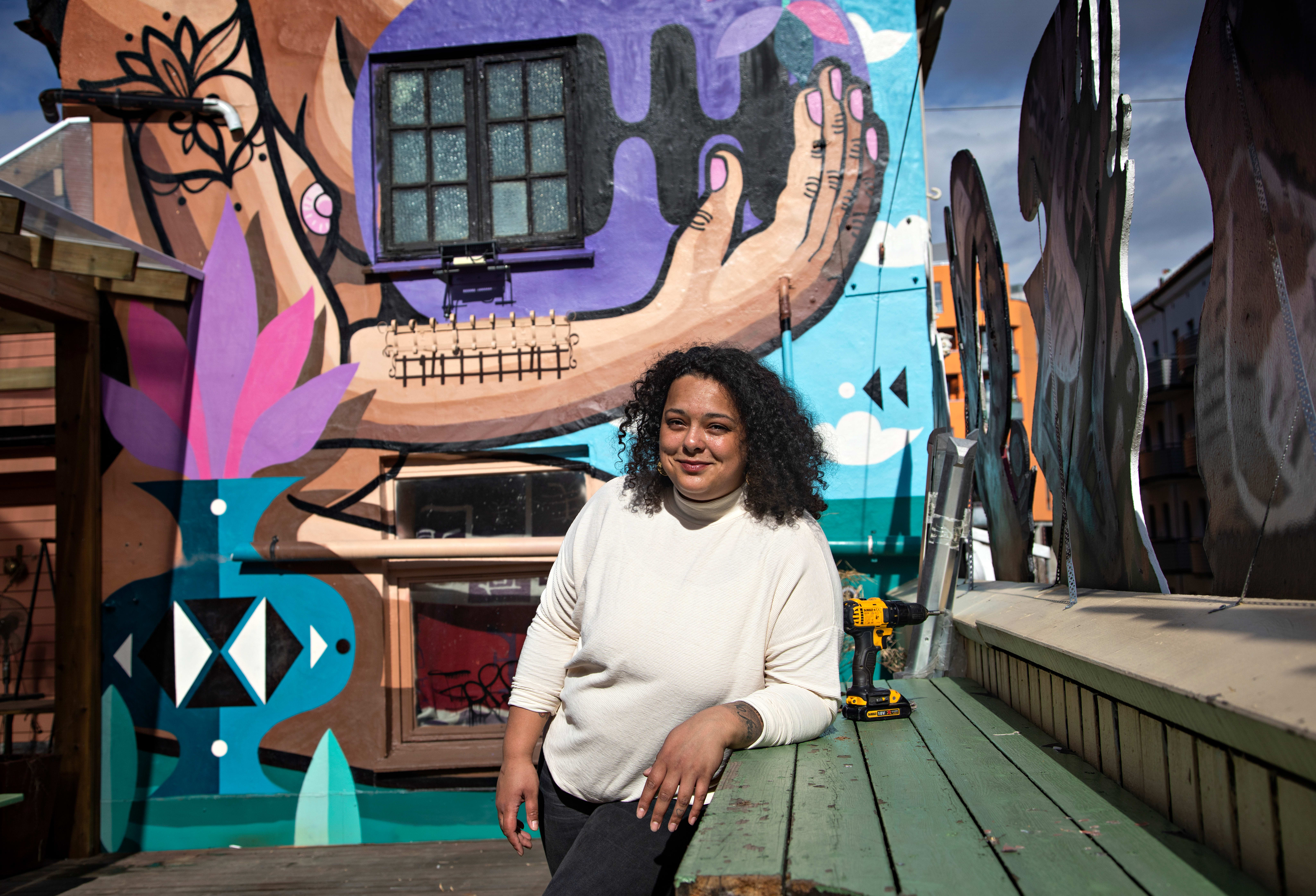 Den instavennlige veggen på takterrassen til Godthåb på Grønland er godt synlig fra hovedfartsåren i bydelen. 