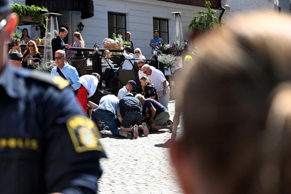 Det er en åpen møteplass for Sveriges øverste sjikt. Plutselig ble en person stukket ned og drept. 