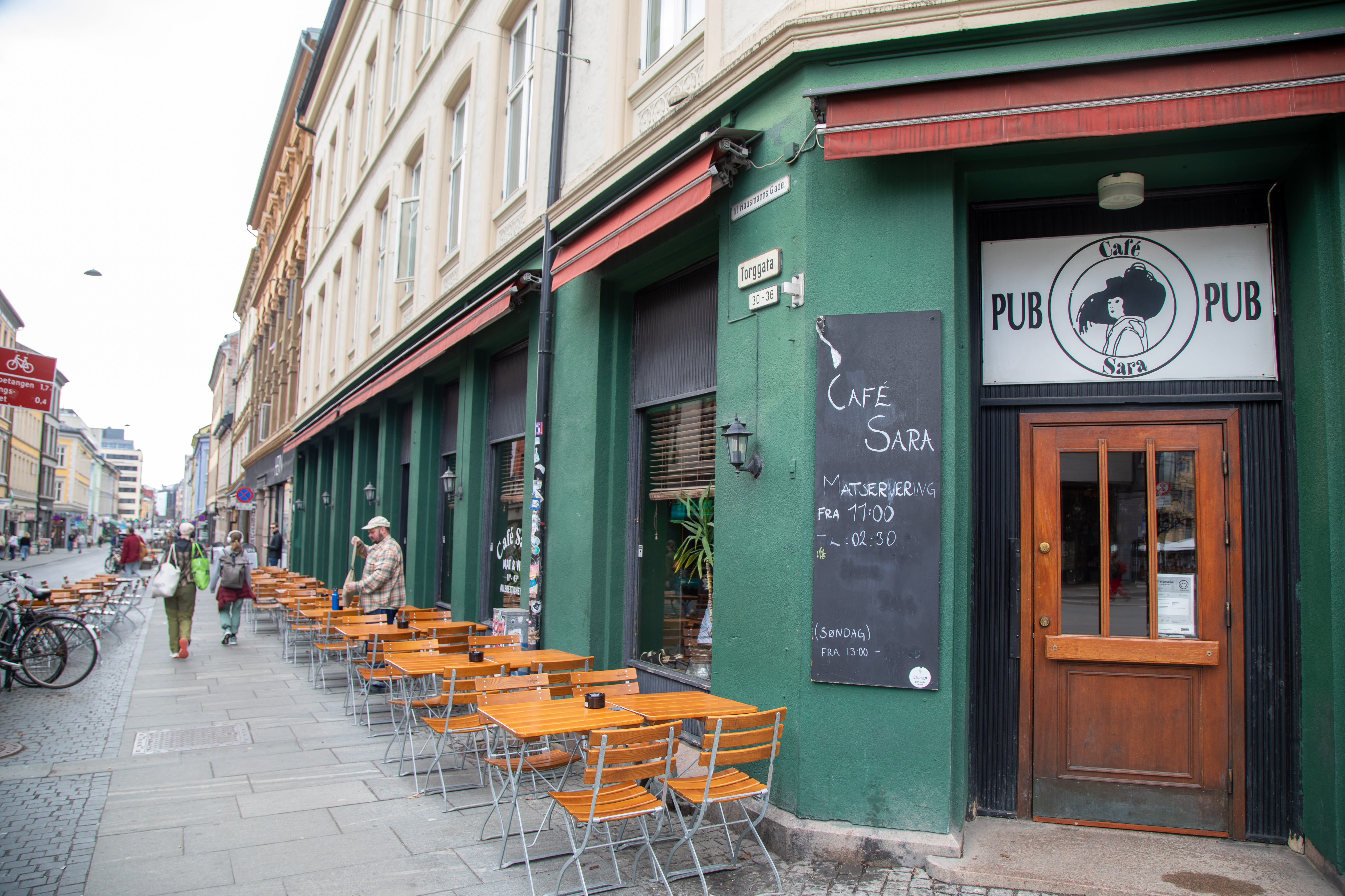 Café Sara har uteservering på fremsiden og stor bakgård.