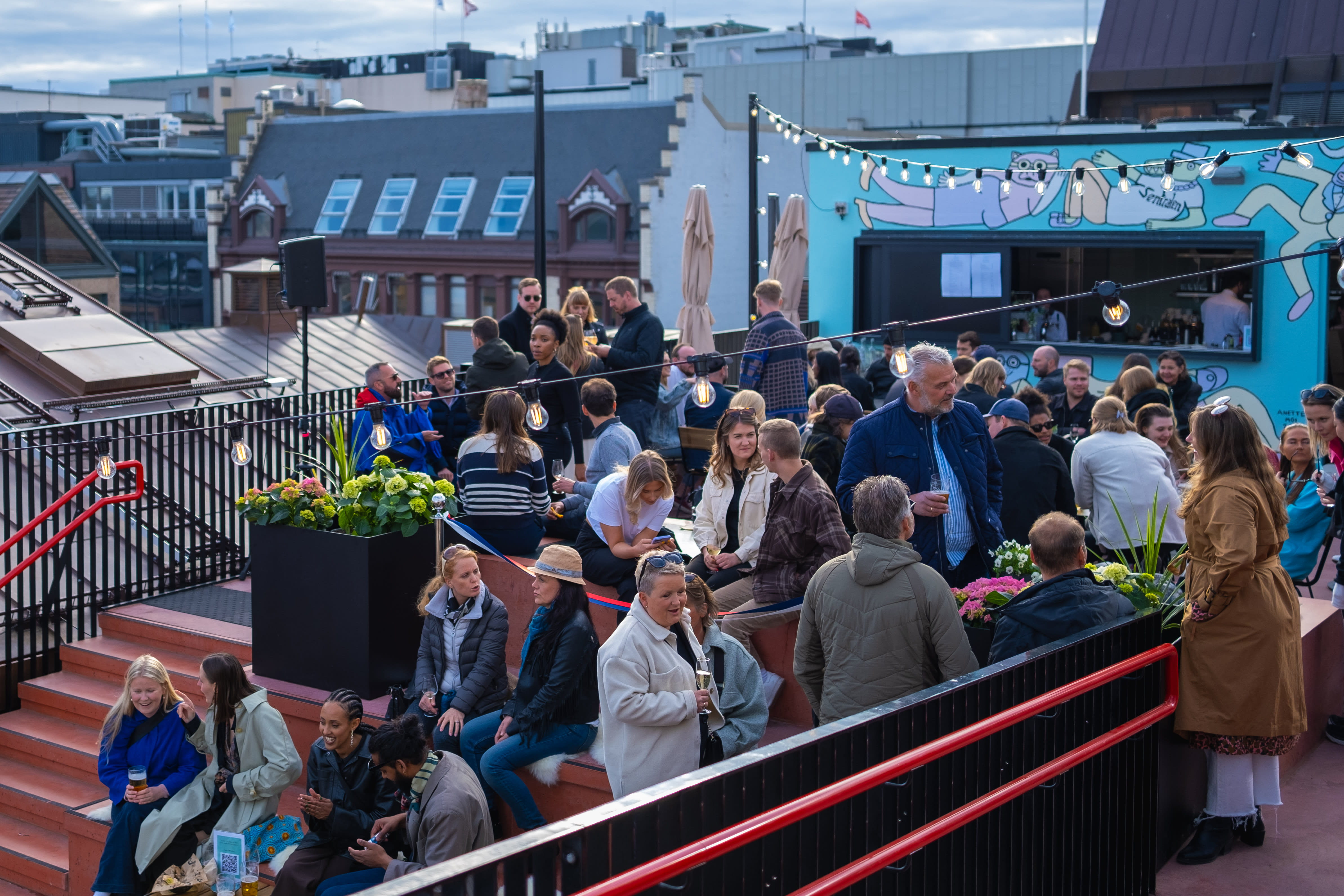 Sentralens takterrasse er delt opp i to platåer med en trapp med sitteplasser i midten. Anette Moi har malt maleriet i bakgrunnen. 