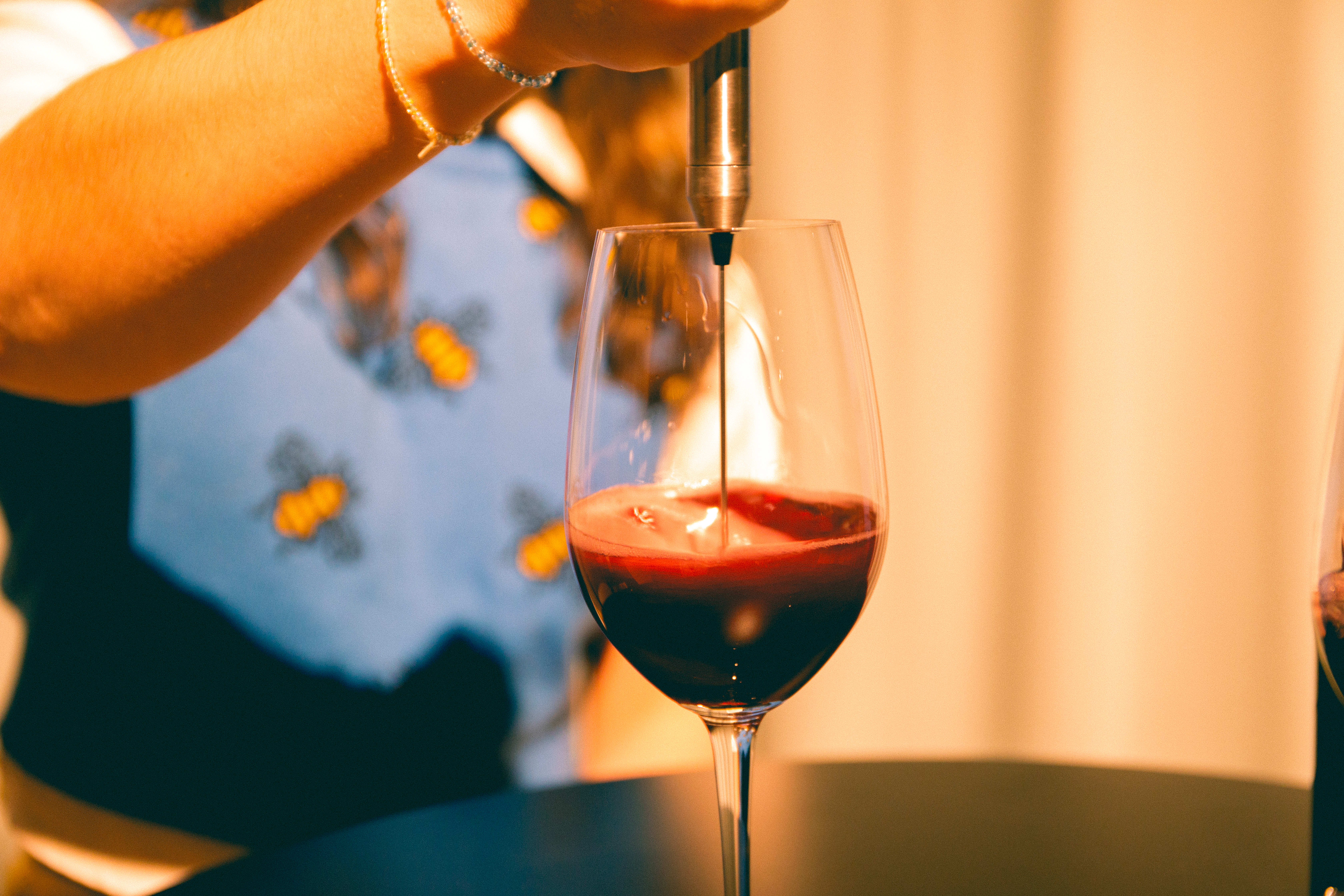 Dekantering handler om å gi rødvinen kontakt med oksygen, ved å helle den over i en større mugge og la den lufte seg en stund. Slik «åpner» vinen seg. 