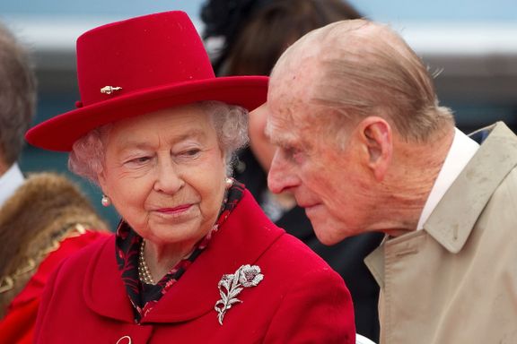Prins Charles er korona-smittet. Men britene er mest bekymret for disse to - og Harrys klemming.