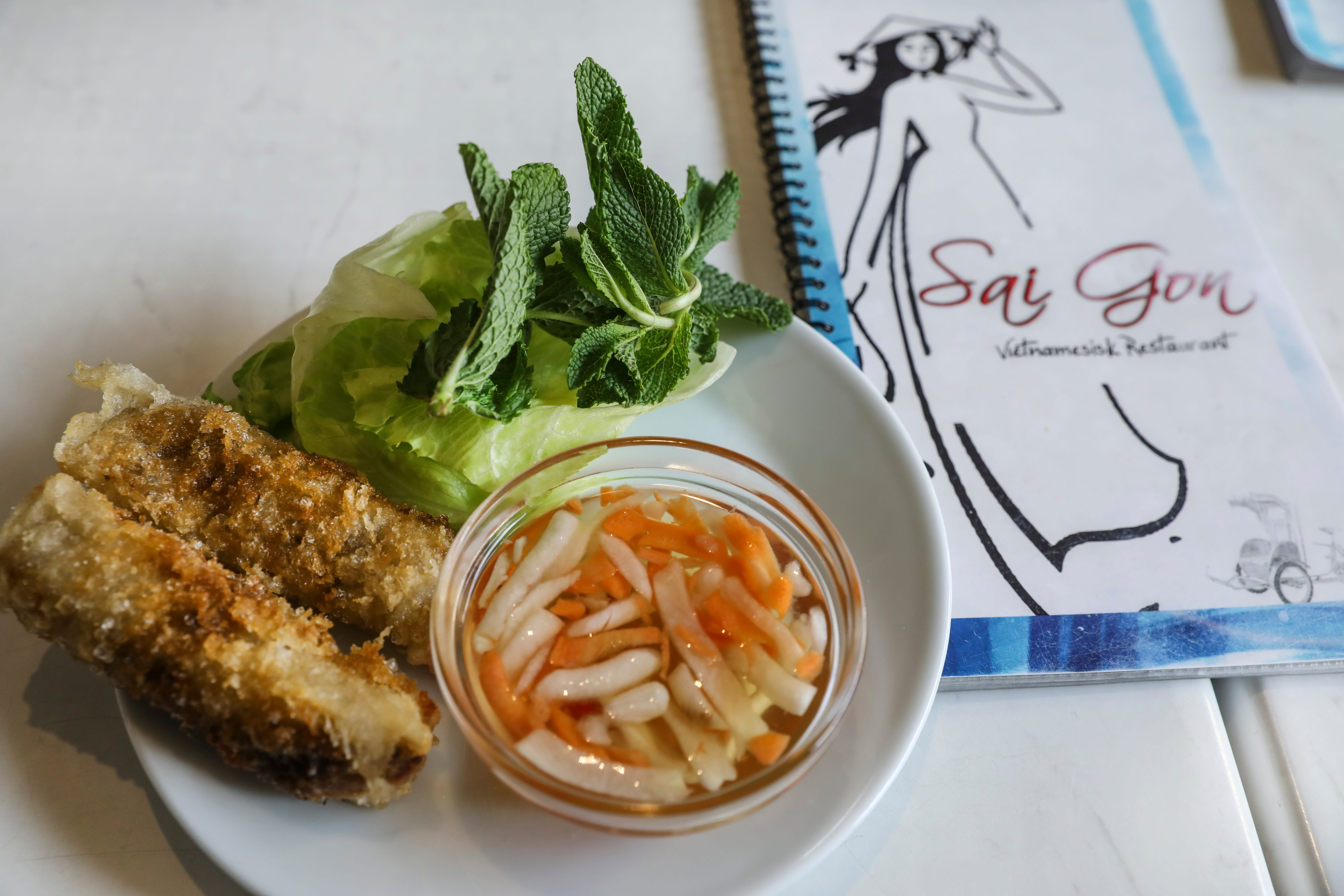 Prøv gjerne vårrullene på Lille Saigon.