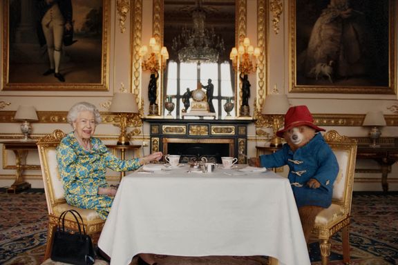 Dronningen overrasket igjen. Hadde invitert Paddington til te på slottet foran jubileumskonserten i London.