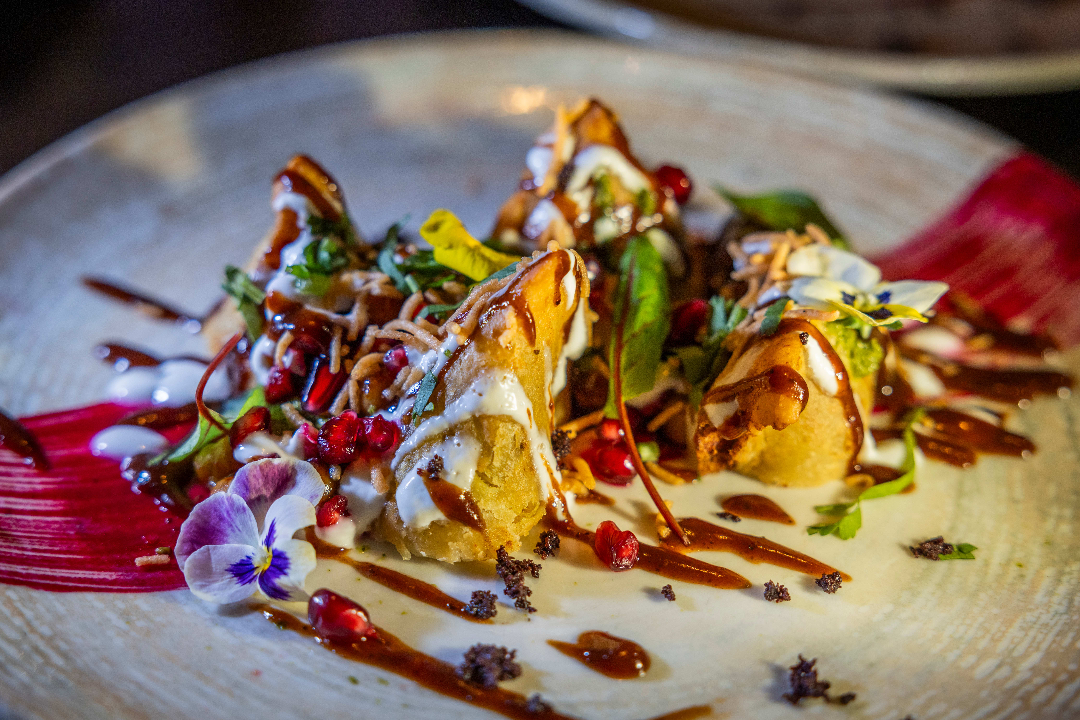 Samosa, butterdeig fylt med erter, poteter og koriander med kikerter på toppen.