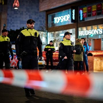 Tre mindreårige skadet i knivstikking i handlegate i Haag. Gjerningsmann på frifot.