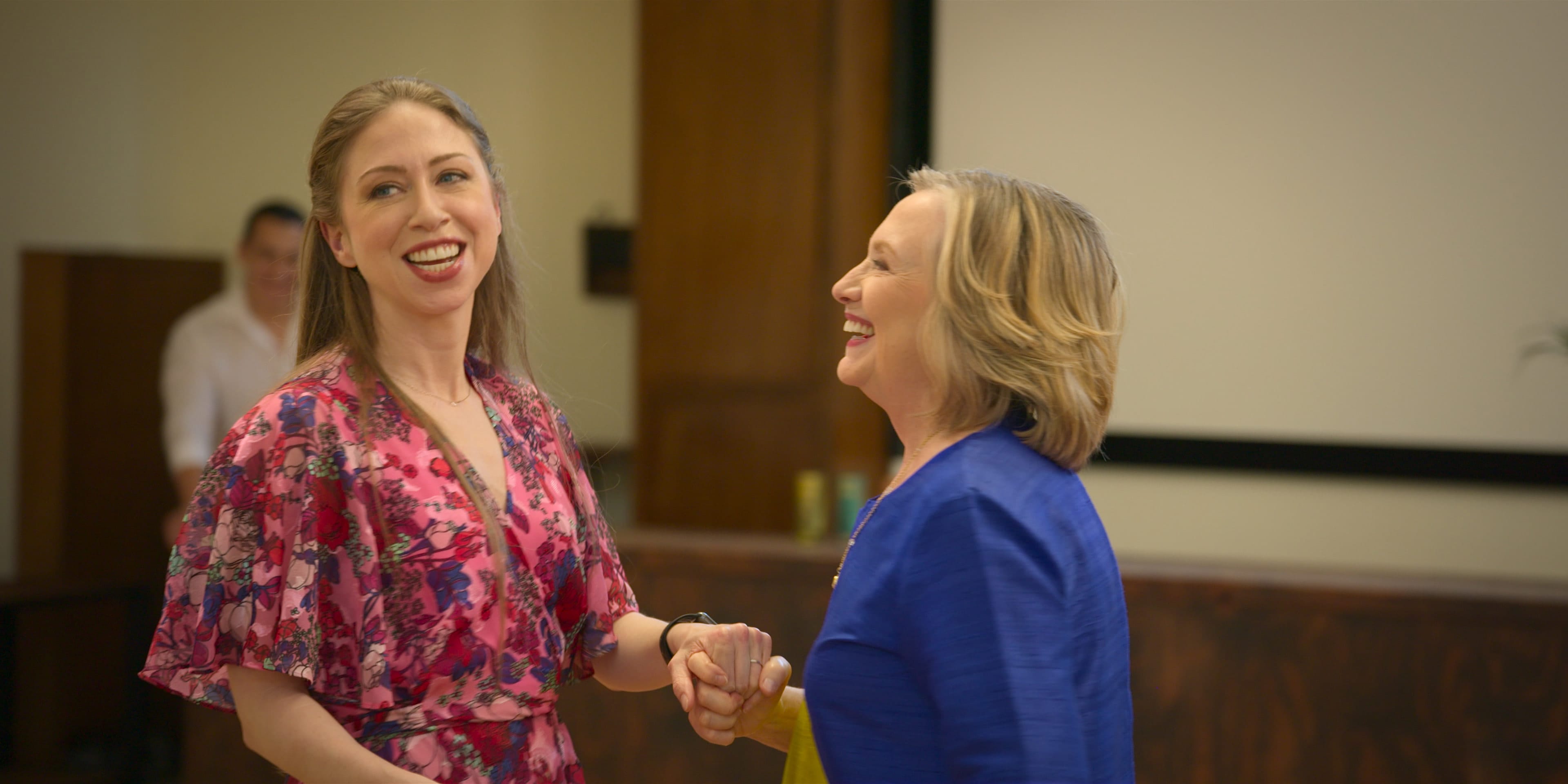 Chelsea Clinton og Hillary Clinton er programledere og medprodusenter av TV-serien «Gutsy».