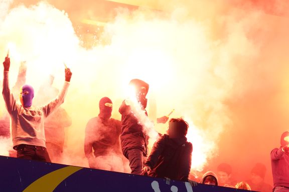 Maskerte supportere med pyroaksjon på Ullevaal - sang «hater NFF»