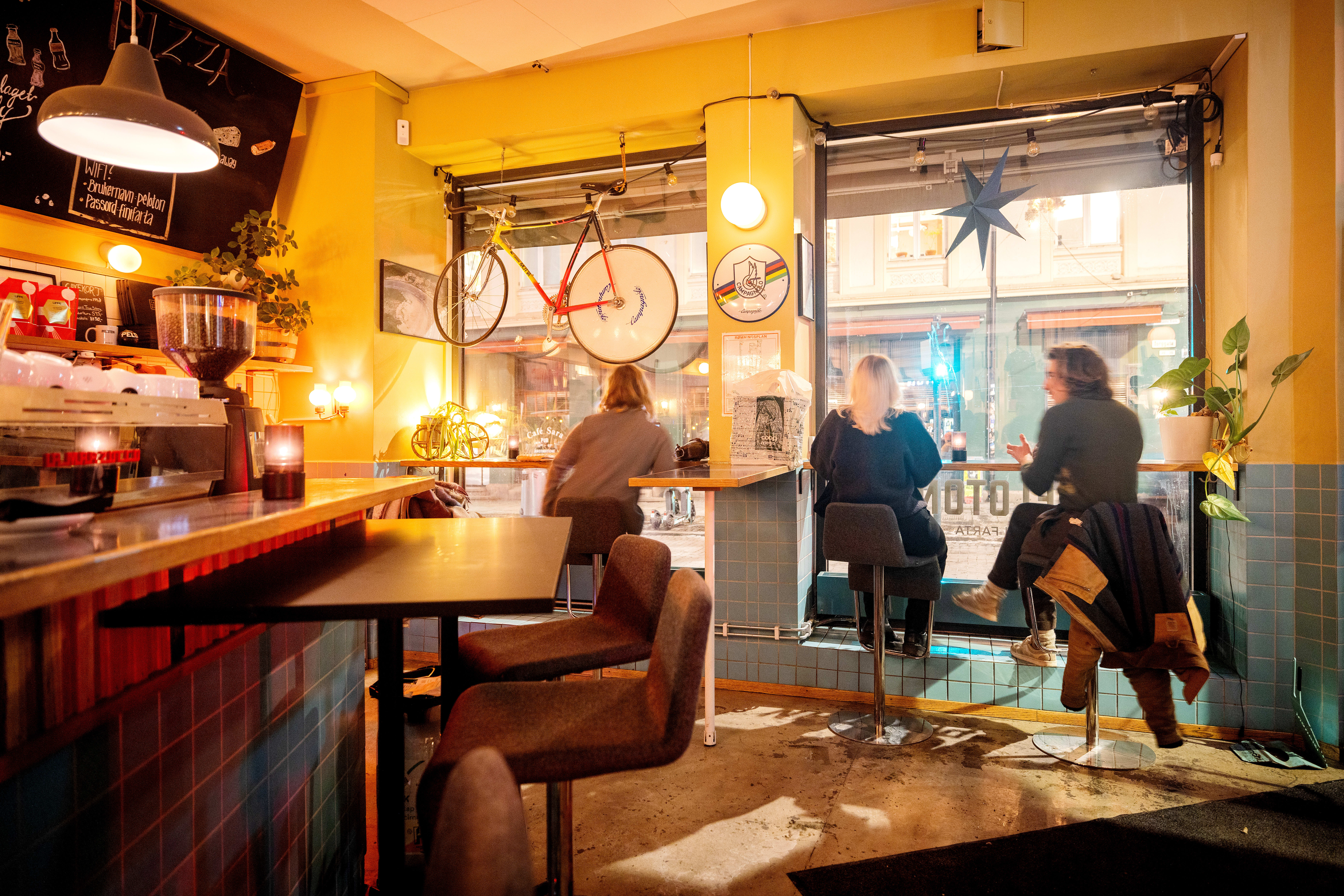 Det romslige barlokalet passer perfekt til både intime dater, fredagspils og vennetreff. 