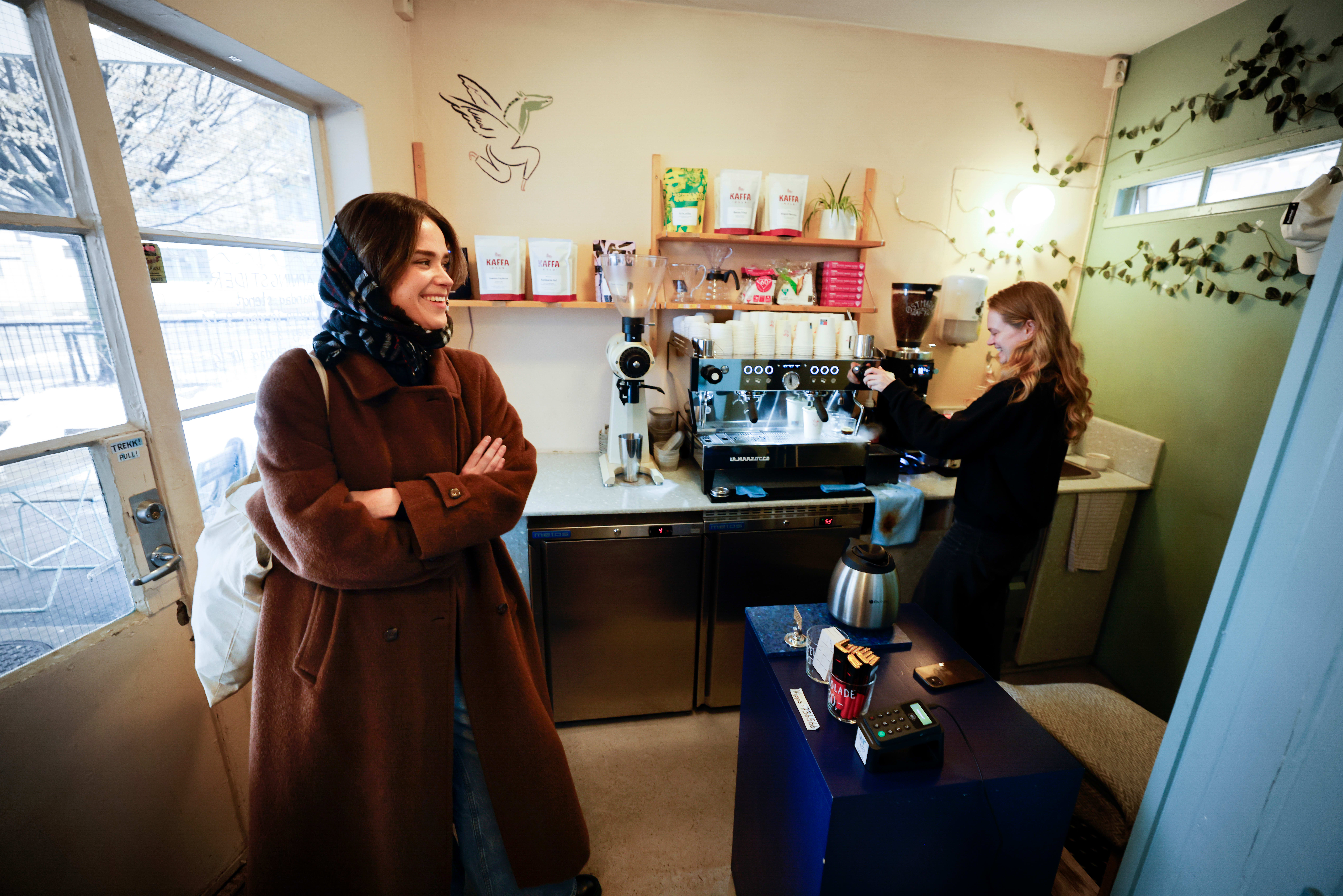 Kaffebaren Kiosk er blitt en av Kristin Jess Rodins favoritter. Her med barista Vilde Norenes Hilleren. 
