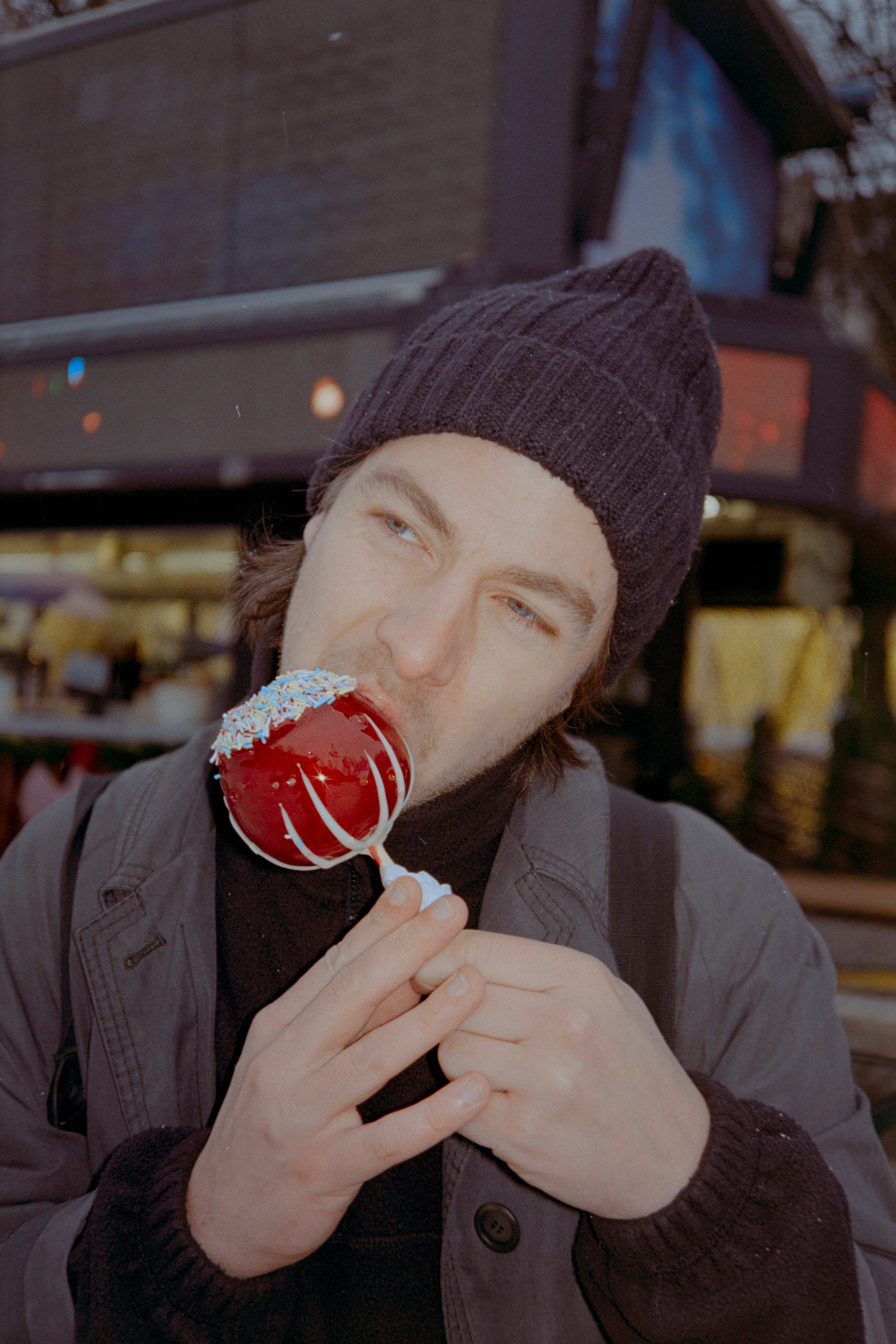 Uvitende idiot tar et livsfarlig bit av et kandisert eple. Tannlegen neste!