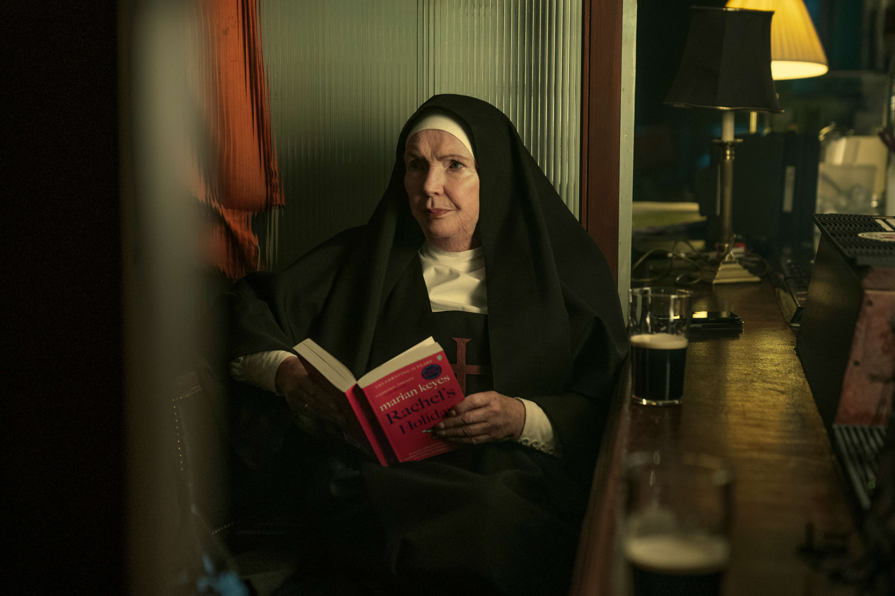 Mother Bernadette (Fionnula Flanagan) leser romantiske romaner og drikker Guinness.