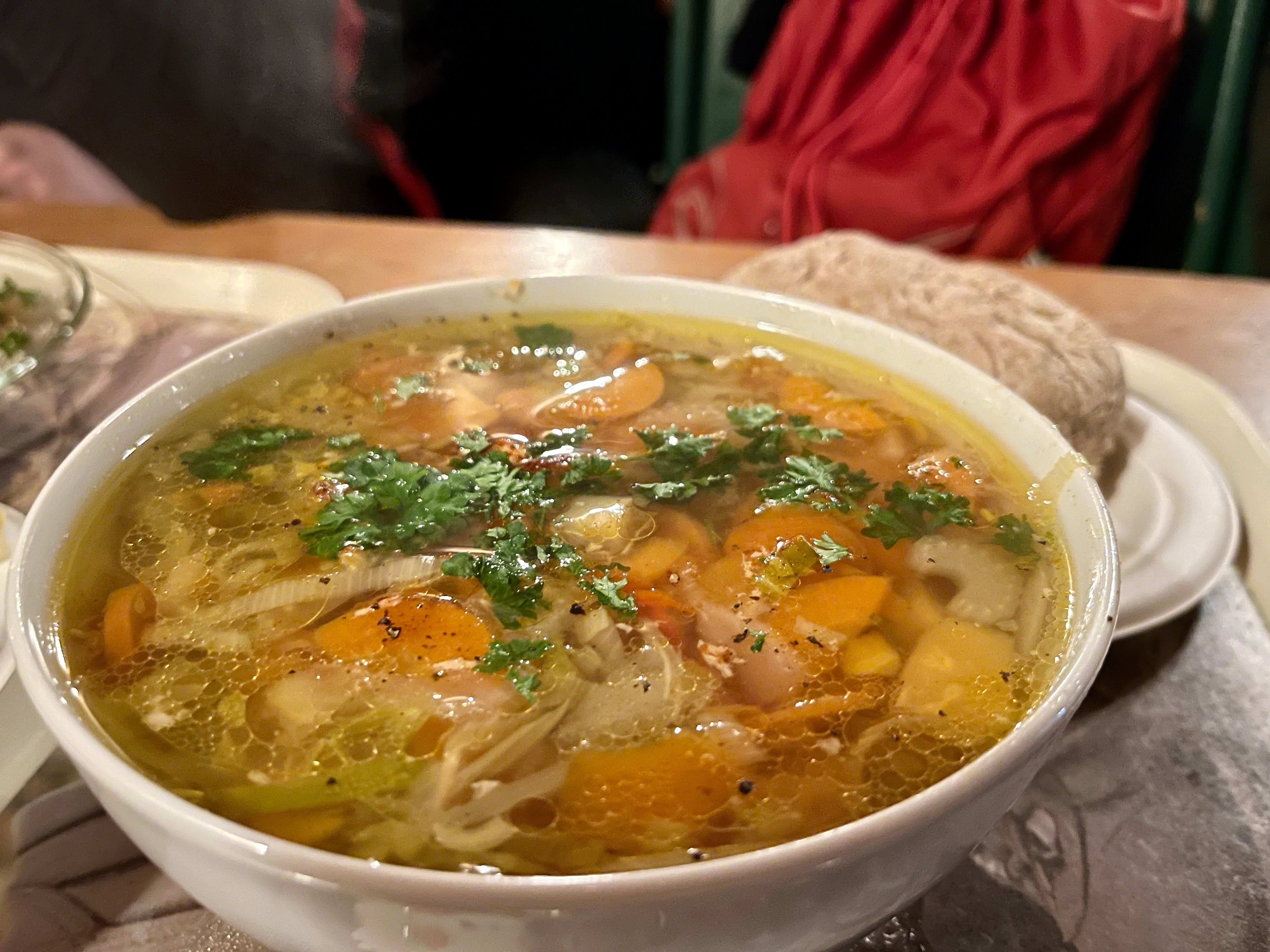 Hver mandag og torsdag er det kveldsåpent på Skjennungstua. Hønsesuppen er god og mettende, men litt tam på smak. 