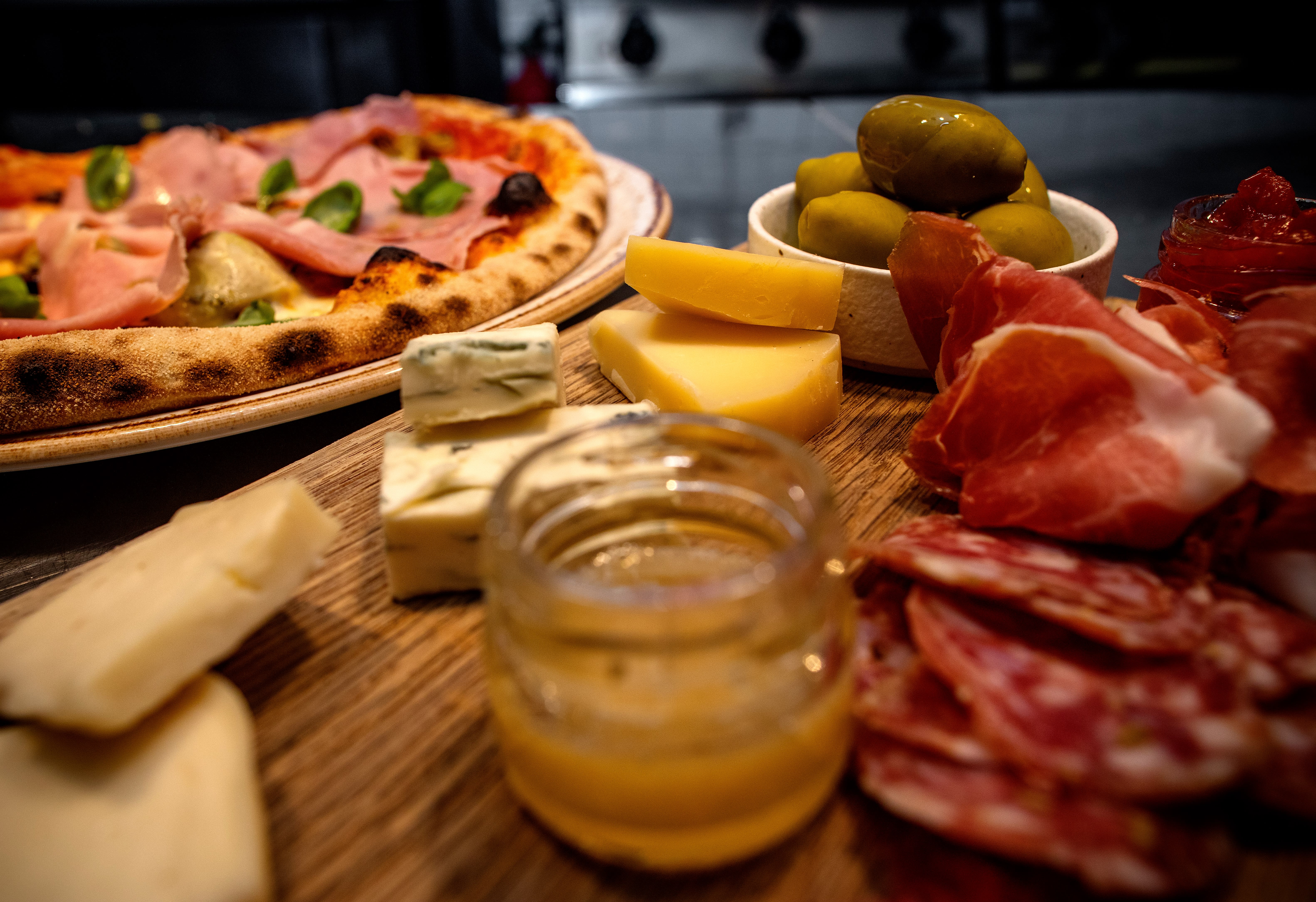 Antipasti med hjemmeslynget Vulkan-honning.